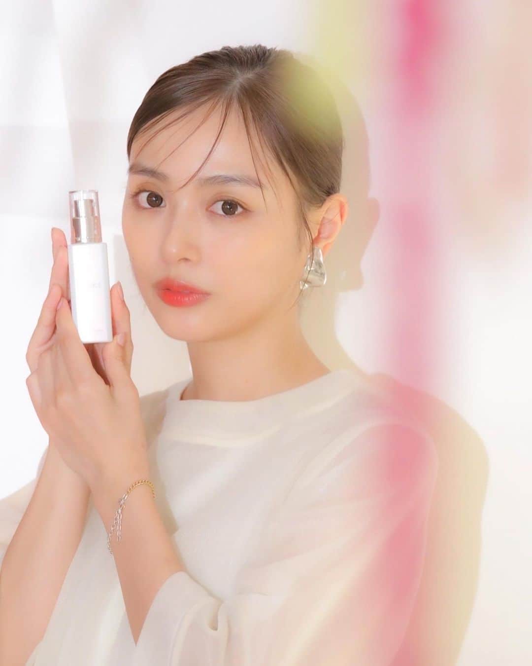 のインスタグラム：「FEMMUE🩷  大好きなFEMMUEのベストセラー美容液『グロウドロップス』が9月28日（木）に生まれ変わって新登場。みずみずしく内側から発光しているかのような水光彩肌に♡  #femmue #ファミュ  #グロウドロップス  #supportedbyfemmue   @femmue_japan」