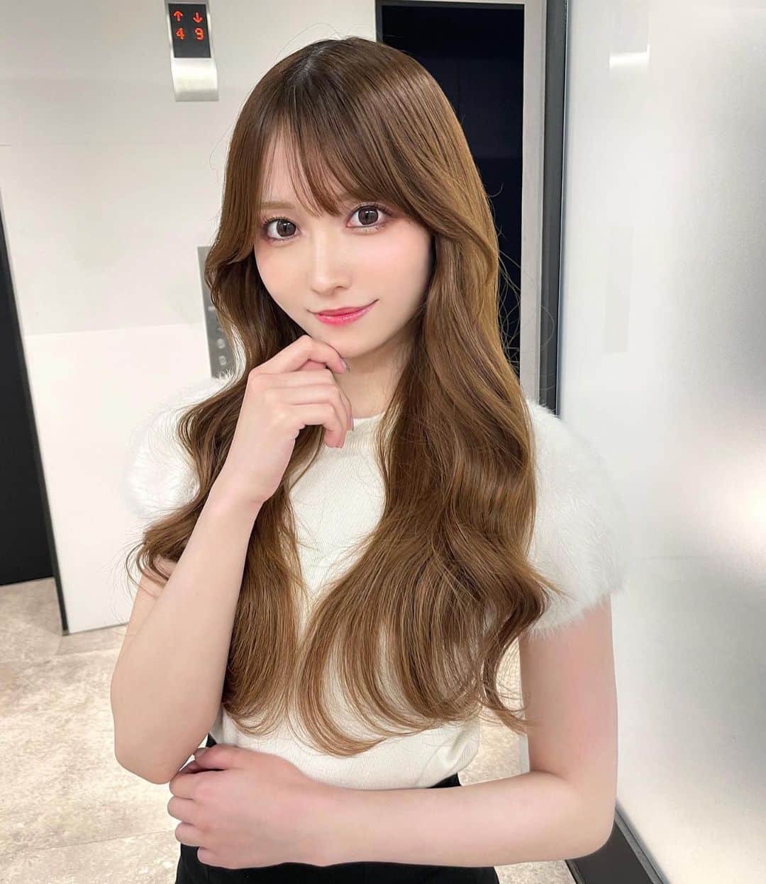のインスタグラム：「保存を必ずお願い致します 顔まわりのこだわりがあるので 必ず可愛くなります カウンセリングの際に 【カラー・仕上げ】僕があなたに合わせて必ず可愛くします お出かけ前に是非  #渋谷美容室 #くびれヘア#渋谷 #ワンホンヘア#顔周りカット」