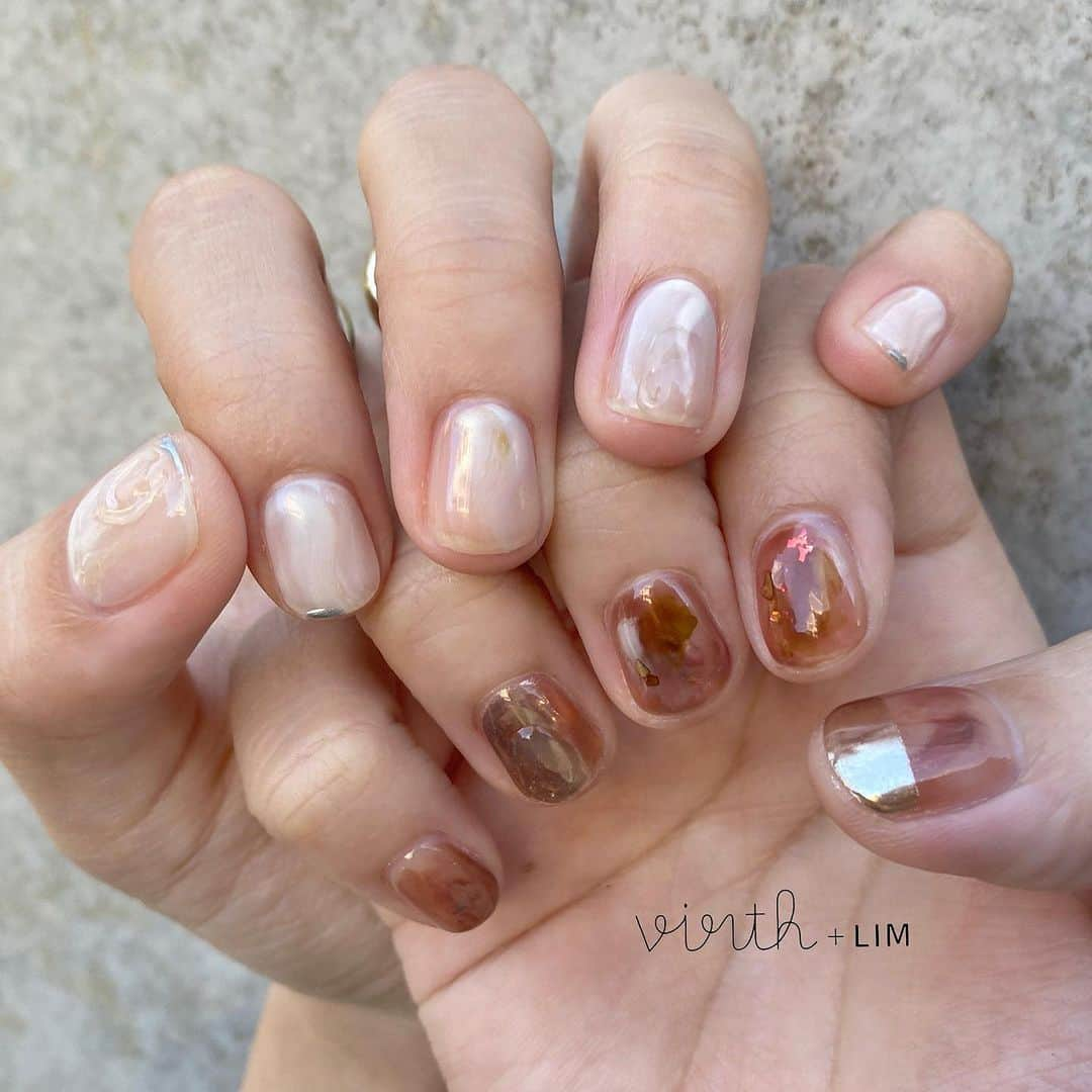 virth＋LIMさんのインスタグラム写真 - (virth＋LIMInstagram)「デザイン  山口: @machi.ma_nail . . Autumn   brown × white . ． ． . ご予約 ⚪︎ホットペッパービューティー ⚪︎アプリ「カミングスーン」  ☎︎03-6721-1224 ✉︎virth@su7.jp(空メール)   ． ． . #virthlim #virth #nail #eyelash #tokyo #LIM #lim #バース #ショートネイル #ジェルネイル #カジュアルネイル #ネイルサロン #南青山 #表参道#まちネイル#nuancenail #ニュアンスネイル #ネイル#大人ネイル#秋ネイル#うるうるネイル#ちゅるちゅるネイル#マーブルネイル#ぷっくりネイル#まちこの鉱物ネイル」9月29日 18時28分 - virth_lim