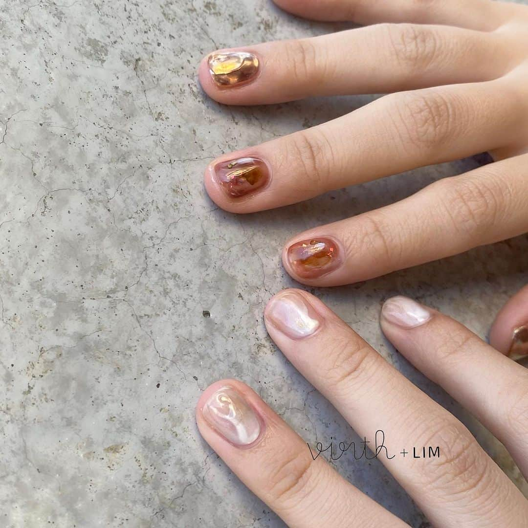 virth＋LIMさんのインスタグラム写真 - (virth＋LIMInstagram)「デザイン  山口: @machi.ma_nail . . Autumn   brown × white . ． ． . ご予約 ⚪︎ホットペッパービューティー ⚪︎アプリ「カミングスーン」  ☎︎03-6721-1224 ✉︎virth@su7.jp(空メール)   ． ． . #virthlim #virth #nail #eyelash #tokyo #LIM #lim #バース #ショートネイル #ジェルネイル #カジュアルネイル #ネイルサロン #南青山 #表参道#まちネイル#nuancenail #ニュアンスネイル #ネイル#大人ネイル#秋ネイル#うるうるネイル#ちゅるちゅるネイル#マーブルネイル#ぷっくりネイル#まちこの鉱物ネイル」9月29日 18時28分 - virth_lim