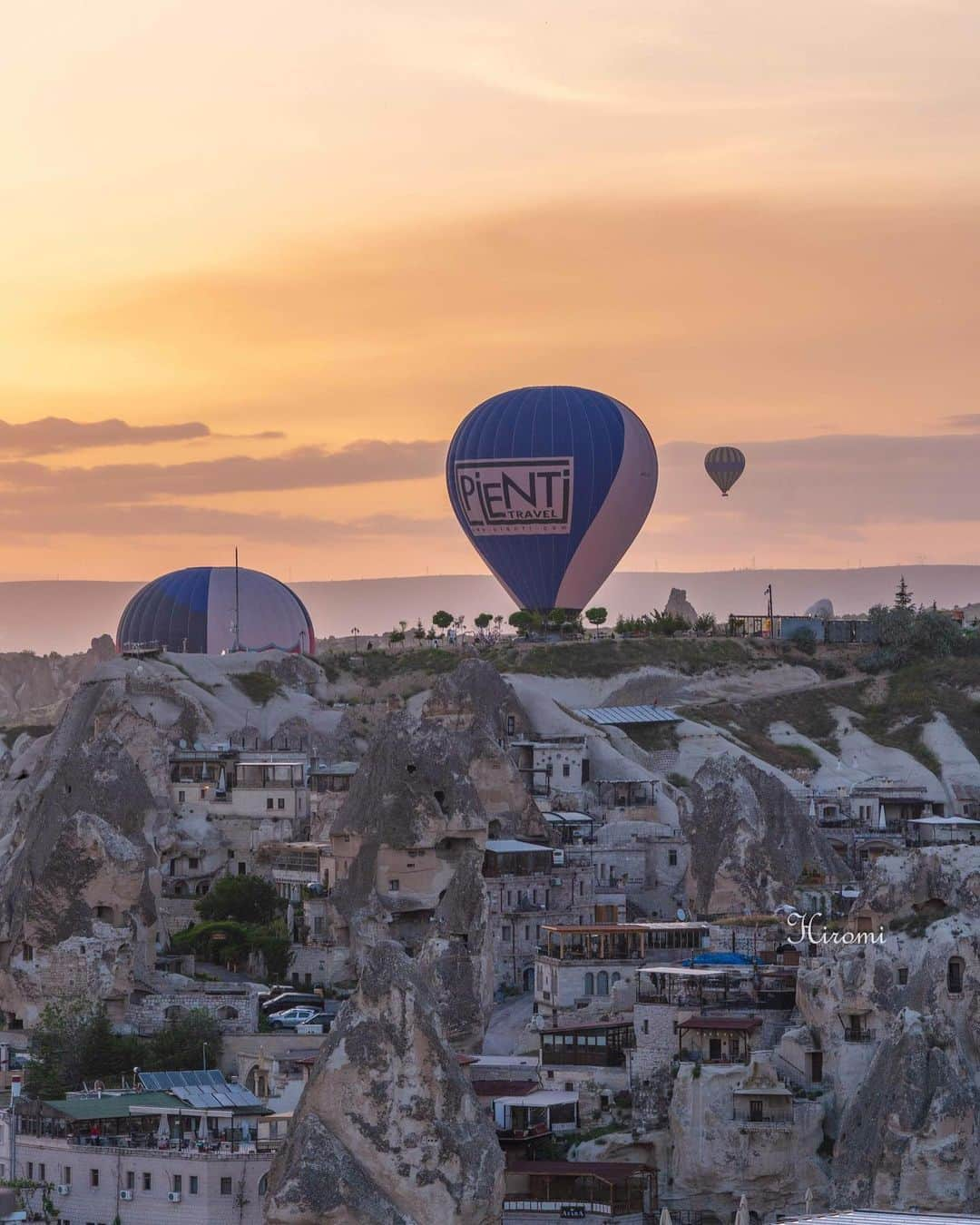 エイチ・アイ・エスさんのインスタグラム写真 - (エイチ・アイ・エスInstagram)「＼感動の光景✨カッパドキアの気球🎈／  トルコに行ったら見たい人も多いはず👀 今日は、世界遺産カッパドキアの気球をご紹介します🛫  いくつもの奇岩、洞窟、岩山が重なり合うカッパドキア🪨 奇岩群の絶景を気球から眺めるのは 、ここでしかできない体験です🎈  気球体験は早朝の出発なので、朝焼けも一緒に見られると感動すること間違いなしです🫰 …………………………………………………………… 📍 #カッパドキア  📸 @hiromitravel さん  念願のカッパドキアのバルーン！ 2泊のうち1泊はキャンセルになりましたが、次の日は風強かったけど直前で飛びました。 泊まった洞窟ホテルから見ました。朝日と気球とカッパドキアの景色は本当に美しくて感動！ また行けたら飛ぶ場所から見たり気球に乗ってみたいです。 ……………………………………………………………  旅先探しのヒントは こちらをチェック▶︎▶︎▶︎ @his_japan  —————— 📷旅のお写真募集中✈️ ——————  皆さんの旅の思い出は、@his_japan OR #his_japan2023 を付けてシェアしてください🙌 過去PICもOKです❗️  集まったお写真は、HISのSNSやオウンドメディアでご紹介🙆‍♀️  #旅の思い出 #海外旅行  #トルコおすすめスポット #トルコ旅行 #カッパドキア観光  #カッパドキア気球 #洞窟ホテル #トルコ料理  #旅行好きな人と繋がりたい #次の旅先リスト  #写真好きな人と繋がりたい #旅したくなるフォト  #旅スタグラム #インスタトラベル #女子旅 #カップル旅 #一人旅  #instatravel #instapassport #photooftheday  #instaphotography #worldtravelpics #worldtraveler  #japantravelphoto #türkiyefood #cappadocıa #turkiye」9月29日 18時30分 - his_japan