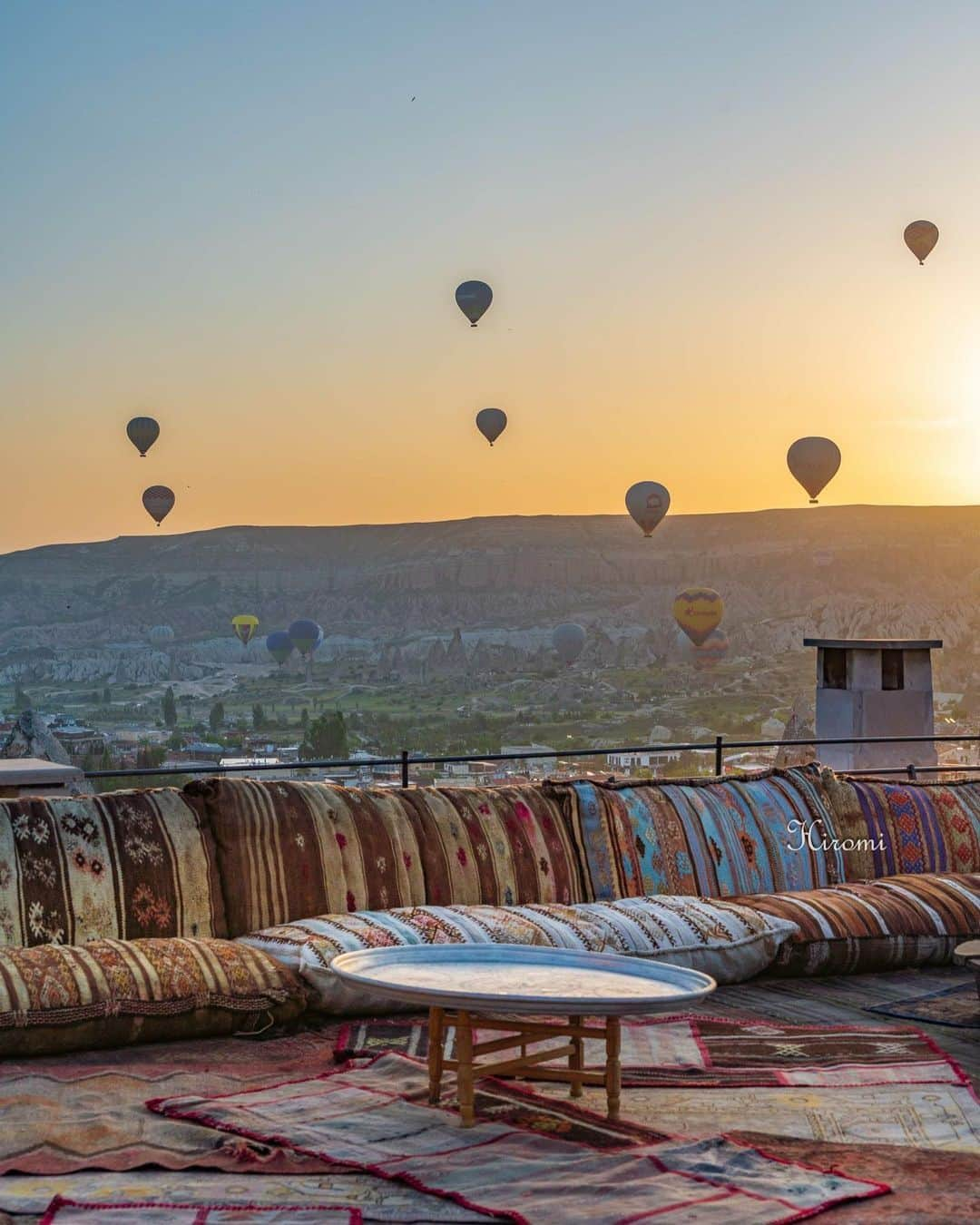 エイチ・アイ・エスさんのインスタグラム写真 - (エイチ・アイ・エスInstagram)「＼感動の光景✨カッパドキアの気球🎈／  トルコに行ったら見たい人も多いはず👀 今日は、世界遺産カッパドキアの気球をご紹介します🛫  いくつもの奇岩、洞窟、岩山が重なり合うカッパドキア🪨 奇岩群の絶景を気球から眺めるのは 、ここでしかできない体験です🎈  気球体験は早朝の出発なので、朝焼けも一緒に見られると感動すること間違いなしです🫰 …………………………………………………………… 📍 #カッパドキア  📸 @hiromitravel さん  念願のカッパドキアのバルーン！ 2泊のうち1泊はキャンセルになりましたが、次の日は風強かったけど直前で飛びました。 泊まった洞窟ホテルから見ました。朝日と気球とカッパドキアの景色は本当に美しくて感動！ また行けたら飛ぶ場所から見たり気球に乗ってみたいです。 ……………………………………………………………  旅先探しのヒントは こちらをチェック▶︎▶︎▶︎ @his_japan  —————— 📷旅のお写真募集中✈️ ——————  皆さんの旅の思い出は、@his_japan OR #his_japan2023 を付けてシェアしてください🙌 過去PICもOKです❗️  集まったお写真は、HISのSNSやオウンドメディアでご紹介🙆‍♀️  #旅の思い出 #海外旅行  #トルコおすすめスポット #トルコ旅行 #カッパドキア観光  #カッパドキア気球 #洞窟ホテル #トルコ料理  #旅行好きな人と繋がりたい #次の旅先リスト  #写真好きな人と繋がりたい #旅したくなるフォト  #旅スタグラム #インスタトラベル #女子旅 #カップル旅 #一人旅  #instatravel #instapassport #photooftheday  #instaphotography #worldtravelpics #worldtraveler  #japantravelphoto #türkiyefood #cappadocıa #turkiye」9月29日 18時30分 - his_japan