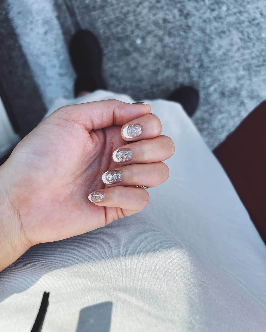 ジュジュのインスタグラム：「キラキラをシアーカラーで閉じ込めて🫶  やっとやっとメンテナンスにいけた💅nail♡  @_ai_sugarray  とのお話も楽しみの一つ🩶  今回もありがとうございます♡  #nail #子育てあるある #💅」