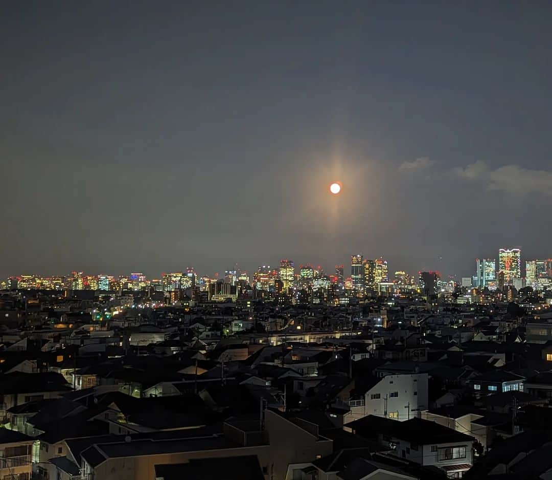 良田麻美のインスタグラム：「中秋の名月🎑  めちゃめちゃお月さま🌝キレイ😊💞  パワーを貰っておきましょ！  はぁ〜お腹が空いた〜💦　  急いで帰るぞ〜〜〜〜  #中秋の名月🌕  #おつきみ🌕   #言の葉の庭  #舞台  #良田麻美」