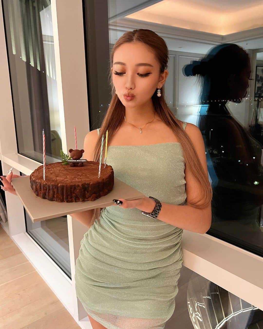 中村りおんさんのインスタグラム写真 - (中村りおんInstagram)「今日、９月２９日で21歳になりました🎂🎉⭐︎ 皆んながいっぱいお祝いしてくれるのがめっちゃ嬉しい💛 温かい人達に恵まれて幸せ者です♪ ⁡ 21歳も仕事も遊びも全力で頑張るよーーー😋✨ ・ ・ #nuts #fashionista#followme#l4l #instagood#fashion#style #streetstyle #gal#likeit#liketime#model#ootd #셀카 #셀스타그램 #paradisehotel #paradisecity」9月29日 18時32分 - rion_nakamura89