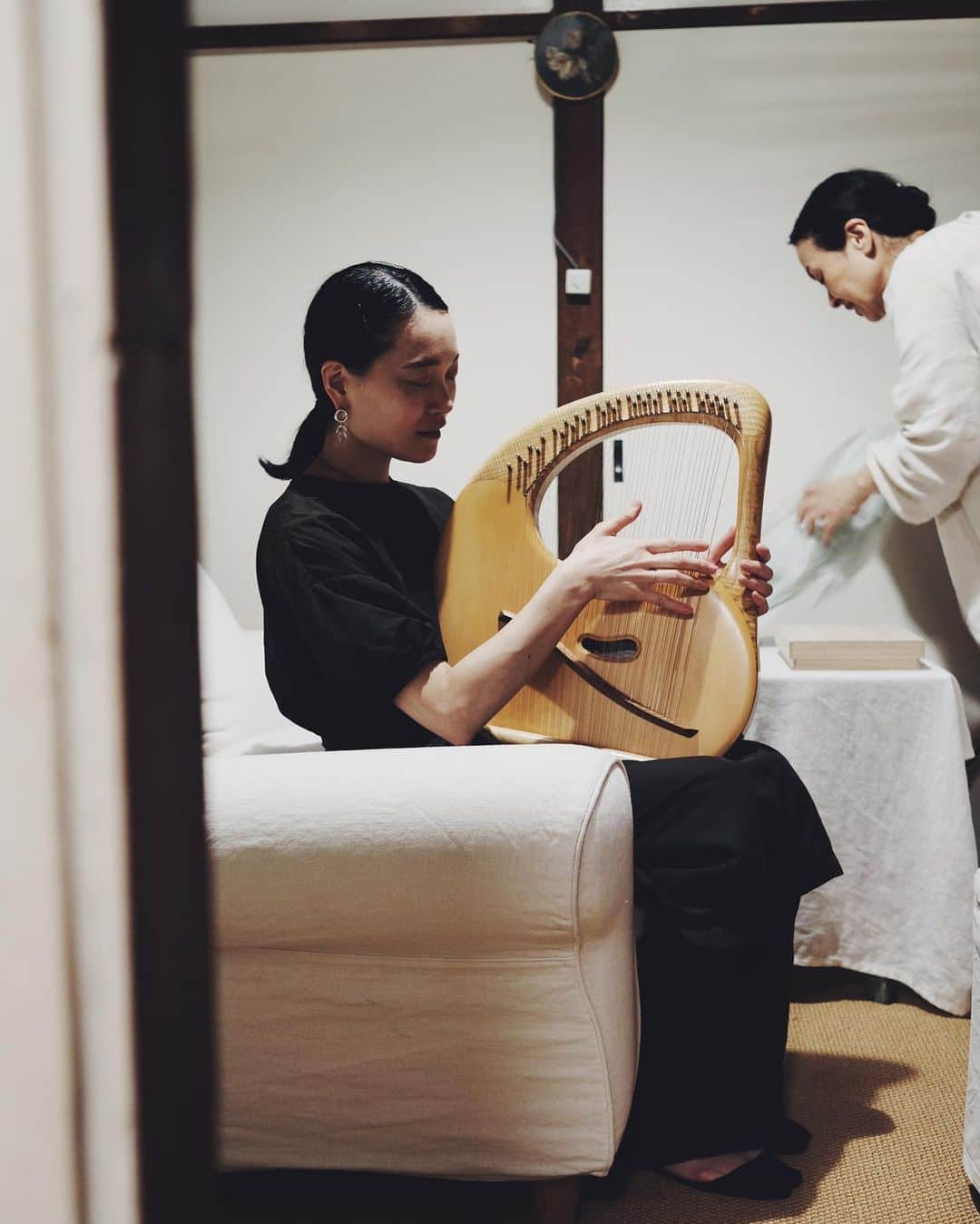 チェルシー舞花のインスタグラム：「つくばから、ゆみさんが我が家にやってきた。  布の魔術師のように空間をつくるゆみさん(@yumi0616arai)と、ご近所のりかさんが話せたらいいなあと思っていたら、あれよあれよとりかさん宅であたたかなゆうげの時間を囲むことに。  話していくうちに２人とも蚕を育てて糸を紡ぐことをもしていたことを知り、いろいろ教えてもらう。  りかさんは藤野で、古くから伝わる日本の伝統的手法を養蚕家の元に長年通って養蚕を体得したブライアンさんに蚕から糸を紡ぐことを習っていた話。  スウェーデンで染色や織物の勉強をしていたゆみさんから聞いたのは、つくばに伝わる常陸国金色姫伝説。  つくばに藤野、岡谷、桐生…絹の道  ウスタビ繭、クスサン繭、wild silk に養殖の蚕…。養蚕の道具もいろいろあって、とても興味がつきない。つながる縁と、好きなことの共通点がとても多いゆみさんと楽しい夜のひとときでした。  ___  ゆみさんは今、つくばで棕櫚というとても素敵なお店を旦那さんと営んでいて、カレーと、音楽と、イベントと楽しいことが渦巻いている。こちらをチェック⇩ @suro.pam   11月にいけるかもでわくわく中。」