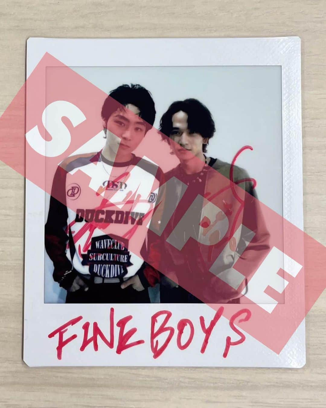 FINEBOYSさんのインスタグラム写真 - (FINEBOYSInstagram)「【PRESENT：WATWINGチェキプレゼント🎁】  FINEBOYS9月号で大好評だった「似てないようで、でも似てる。俺たちのモーメント10」はもうチェック済みですか？🫶🏻  大人気6人組ボーイズグループのWATWINGから八村倫太郎さんと鈴木 暁さんが登場！ メッセージ動画も特別に公開します〜🎞✨  そしてそして！ おふたりのサイン入りチェキをプレゼント💐 誌面でも人気だったおしゃ！なコーデで撮影しましたよ〜🫢💥 以下の応募方法をチェックして、 ぜひ参加してくださいね！  ======================= 【応募期間】 〜10月13日(金)23時59分まで 【応募方法】 ①FINEBOYS公式Instagramをフォロー ②本投稿にいいね ※抽選対象は公開アカウントのみになります  【当選発表】 当選した方のみ、コメントを投稿してくださったアカウントにDM（ダイレクトメッセージ）にて2023年10月下旬までにご連絡します。 ※当選者の発表はDMでのご連絡をもってかえさせていただきます。 抽選の経過や結果などに関するお問い合わせには一切お答えできません。 賞品の発送は10月中を予定しております。 ※当選連絡をしてから7日以内に連絡が取れない場合は、当選が無効となります。ご了承ください。  コメントをすると当選確率がアップするかも…？ ご応募お待ちしております！  #FINEBOYS #チェキプレゼント  #WATWING #watwing  #ワトウィン  #八村倫太郎  #りんたろう  #鈴木暁  #あさひ」9月29日 18時34分 - fineboys_jp