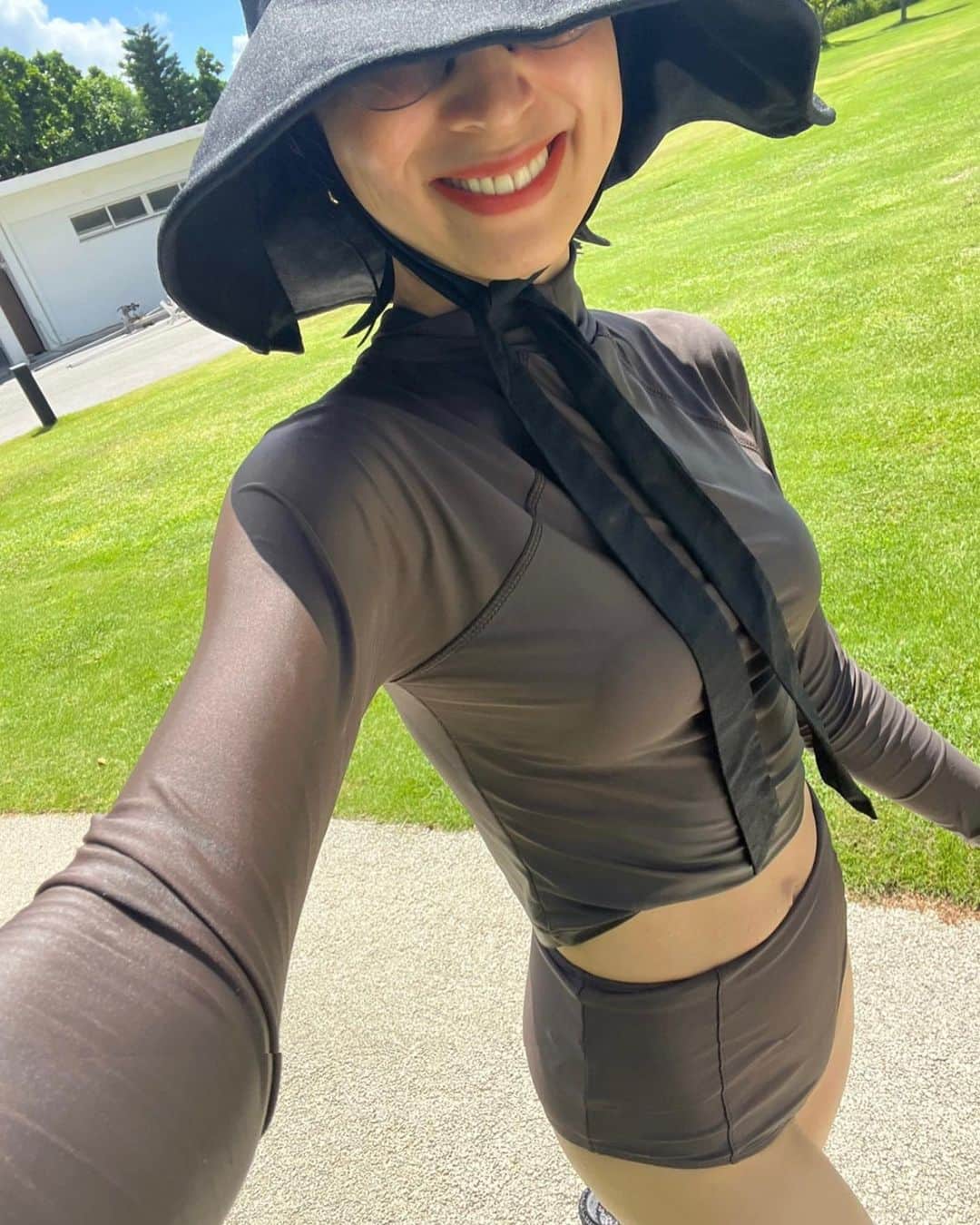 ラブリのインスタグラム：「遅めの夏休み休暇を。これまで温泉で身体をほぐしたい思うことが多かったけど突然「南の島に行きたい！」という気持ちが生まれていざお久しぶりの石垣島へ。日差しの強さはともかく、空が広くて、色がとても綺麗で、温泉でなくてもプールで身体はほぐれた様子な私🏝（旅先でもふとした私達親子の写真は少なかったけれど…）  いそいそとしている私がのんびりと過ごせて。ご飯も美味しくて美味しくて。本当によかった！石垣島来年も必ず。」