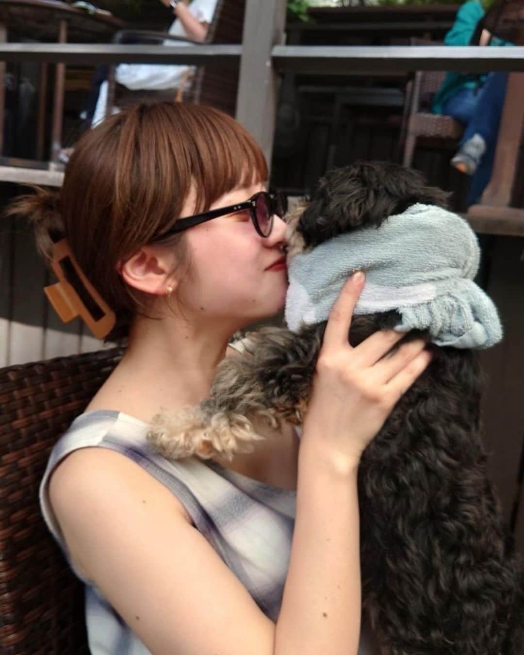 藤沢麻衣のインスタグラム：「⠀ むぎっこと今年もたくさんの思い出作れました🐕🎐なつがすきだ ⠀ 夏たっくさんアウトドア楽しんだので、その分毛穴の目立ちケア頑張ってます〜！いつもは酵素パウダー(フェイシャリスト ファーメントパウダーa)を洗顔料と一緒に泡立てて使っておりましたが、最近は気分によって動画のように単体使いする時もあります🌱  スキンケアについては変わらずビタミンCサプリケア念入りにやってますので、シーボンの過去投稿やストーリーハイライトを見てみてください♡ ⠀ 【秋に向けてスキンケアの見直しに500円体験🍂】 トライアルプランが予約コード利用で通常価格 1,500円のところ500円(税込)で 体験 できますよ〜🌱  予約コード【fm2301】  2023年10月末予約分まで🍊 ワンコイン握りしめてぜひ行ってみてください♡  @cbon_jp #シーボン #マイシーボン #トライアルプラン体験」