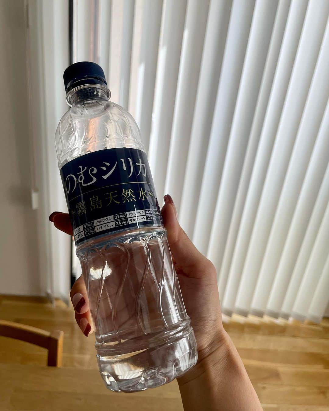 SARAKIMISAKIさんのインスタグラム写真 - (SARAKIMISAKIInstagram)「最近の水分補給はお水！ しかもせっかく飲むならと思って ちゃんと身体に良い水を選んで飲んでいます。  @nomusilica_official  私は浮腫みやすい体質で夏が1番太ります。泣 なので、この夏はカラダの調子を整えてくれる「のむシリカ」を選びました✨ 中硬水なのに軟水みたいな飲みやすさも嬉しい☺️  今なら定期購入で20%OFFキャンペーンもやってるそうです！ 実施期間：2023年9月1日～2023年10月31日　  最近はコンビニで見かけることも多くて嬉しい🫶🏻  . . . . #シリカ #シリカ水 #のむシリカ #supported #ナチュラルミネラルウォーター #霧島天然水 #美容 #ケイ素#pr」9月29日 18時46分 - misarasara.golf