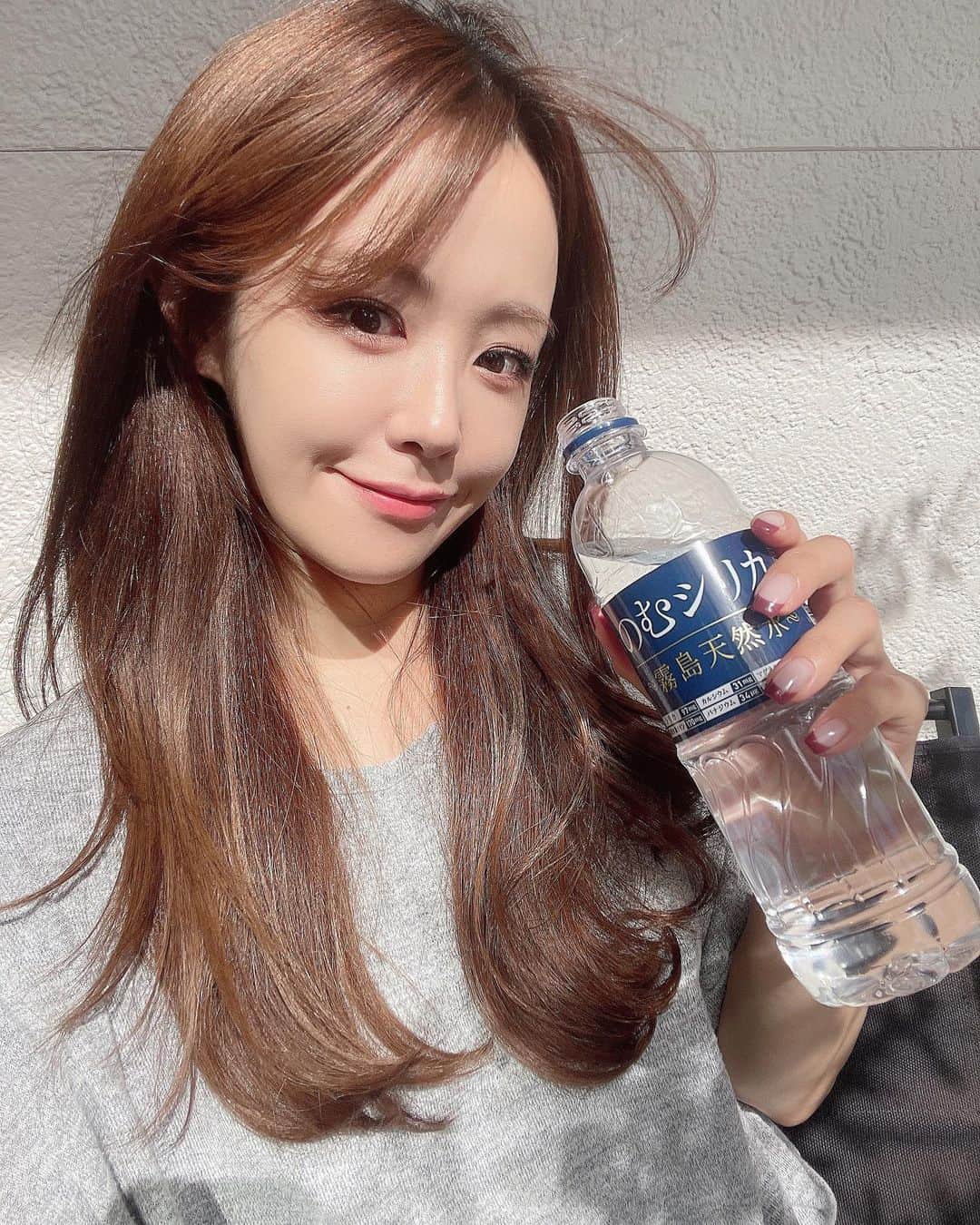 SARAKIMISAKIさんのインスタグラム写真 - (SARAKIMISAKIInstagram)「最近の水分補給はお水！ しかもせっかく飲むならと思って ちゃんと身体に良い水を選んで飲んでいます。  @nomusilica_official  私は浮腫みやすい体質で夏が1番太ります。泣 なので、この夏はカラダの調子を整えてくれる「のむシリカ」を選びました✨ 中硬水なのに軟水みたいな飲みやすさも嬉しい☺️  今なら定期購入で20%OFFキャンペーンもやってるそうです！ 実施期間：2023年9月1日～2023年10月31日　  最近はコンビニで見かけることも多くて嬉しい🫶🏻  . . . . #シリカ #シリカ水 #のむシリカ #supported #ナチュラルミネラルウォーター #霧島天然水 #美容 #ケイ素#pr」9月29日 18時46分 - misarasara.golf