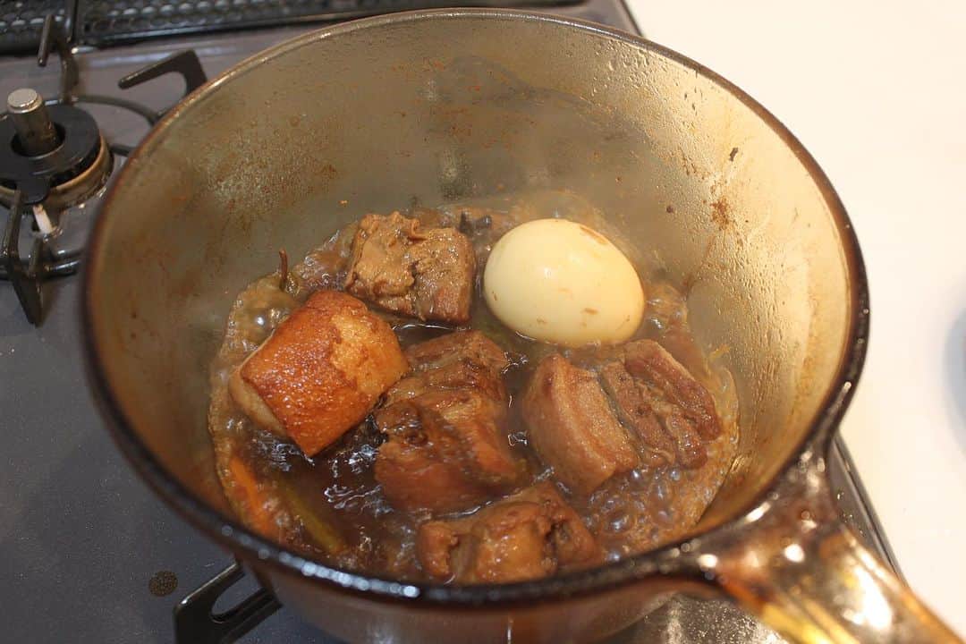 印度カリー子さんのインスタグラム写真 - (印度カリー子Instagram)「【レシピ】鍋1つ！炒めて煮るだけ『毛沢東角煮』の作り方  毛沢東が愛したと言われる本格角煮かんたん再現。下処理不要、鍋一つで作れます  材料（2〜3人分） ・豚バラ塊肉　400g （2~3cm厚に切る） ・生姜　3切れ（スライス） ・長ネギ　1本分（青い部分） ・醤油　大さじ2 ・みりん　大さじ1 ・砂糖　大さじ1 ・水　500ml  スパイス（あれば。無いものは省略してもよいし五香粉小さじ½でも代用可） ・八角　1個 ・ベイリーフ　1本 ・クローブ　3本 ・シナモン　3cm  ①肉の脂身の部分を下にして中火にかける。油が出てきたら砂糖を加え、肉の表面が茶色くなるまで炒める  ②残りの材料を加えてフタして1時間ほど煮る  ③フタを開け、焦がさないように煮詰めて完成！  ★毛沢東角煮は別名「紅焼肉」。砂糖を茶色くさせながら炒め、肉に香ばしいカラメルの香りをつけるのがポイントです。  ★使っている透明鍋はVISIONSソースパン1.0L → https://amzn.to/455JgvX @CorelleBrandsJP #pr 愛用してます。  ★煮詰める際にゆで卵を加えてもおいしいです。青菜を添えても。  ごはんとの相性抜群です！！」9月29日 18時46分 - indocurryko