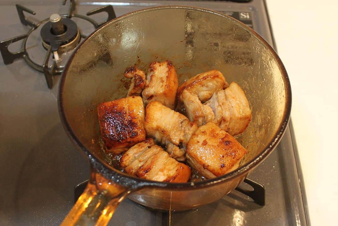 印度カリー子さんのインスタグラム写真 - (印度カリー子Instagram)「【レシピ】鍋1つ！炒めて煮るだけ『毛沢東角煮』の作り方  毛沢東が愛したと言われる本格角煮かんたん再現。下処理不要、鍋一つで作れます  材料（2〜3人分） ・豚バラ塊肉　400g （2~3cm厚に切る） ・生姜　3切れ（スライス） ・長ネギ　1本分（青い部分） ・醤油　大さじ2 ・みりん　大さじ1 ・砂糖　大さじ1 ・水　500ml  スパイス（あれば。無いものは省略してもよいし五香粉小さじ½でも代用可） ・八角　1個 ・ベイリーフ　1本 ・クローブ　3本 ・シナモン　3cm  ①肉の脂身の部分を下にして中火にかける。油が出てきたら砂糖を加え、肉の表面が茶色くなるまで炒める  ②残りの材料を加えてフタして1時間ほど煮る  ③フタを開け、焦がさないように煮詰めて完成！  ★毛沢東角煮は別名「紅焼肉」。砂糖を茶色くさせながら炒め、肉に香ばしいカラメルの香りをつけるのがポイントです。  ★使っている透明鍋はVISIONSソースパン1.0L → https://amzn.to/455JgvX @CorelleBrandsJP #pr 愛用してます。  ★煮詰める際にゆで卵を加えてもおいしいです。青菜を添えても。  ごはんとの相性抜群です！！」9月29日 18時46分 - indocurryko