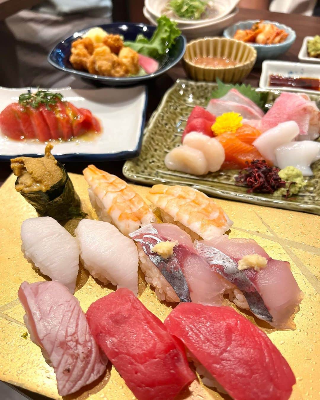 みき みーやんさんのインスタグラム写真 - (みき みーやんInstagram)「梅田のお昼間に賑わっているお店を発見👀 @sushi.no.daripin  . 握りはエビ2貫で90円やったり キムチ100円やったりお得なメニューがたくさん🥰 . お造り7点盛りに入ってたエビも大きくてぷりぷりだったし 気軽に食べられてこのクオリティはいいー！💕 . カウンターのすぐ奥で職人さんたちが 作ってるから天ぷらなんて食べられないくらい あっつあつ揚げたてで出てくるし このライブ感もいいよなぁ🤤🍣 . . 夜も飲みながらちょびちょびつまんで 美味しいお寿司食べたい方におすすめ💕💕 . . #PR#だりぴん #寿司のだりぴん #梅田グルメ #梅田ランチ #梅田ディナー #梅田飲み #梅田寿司 #梅田昼飲み #大阪寿司#大阪グルメ#大阪寿司#梅田デート#寿司好き#大阪デート #寿司ランチ#大阪ランチ #大阪ディナー#大阪旅行 #大阪観光 #osakagourmet #osaka #グルメ好き#shushi#🍣」9月29日 18時46分 - mi_yan0101