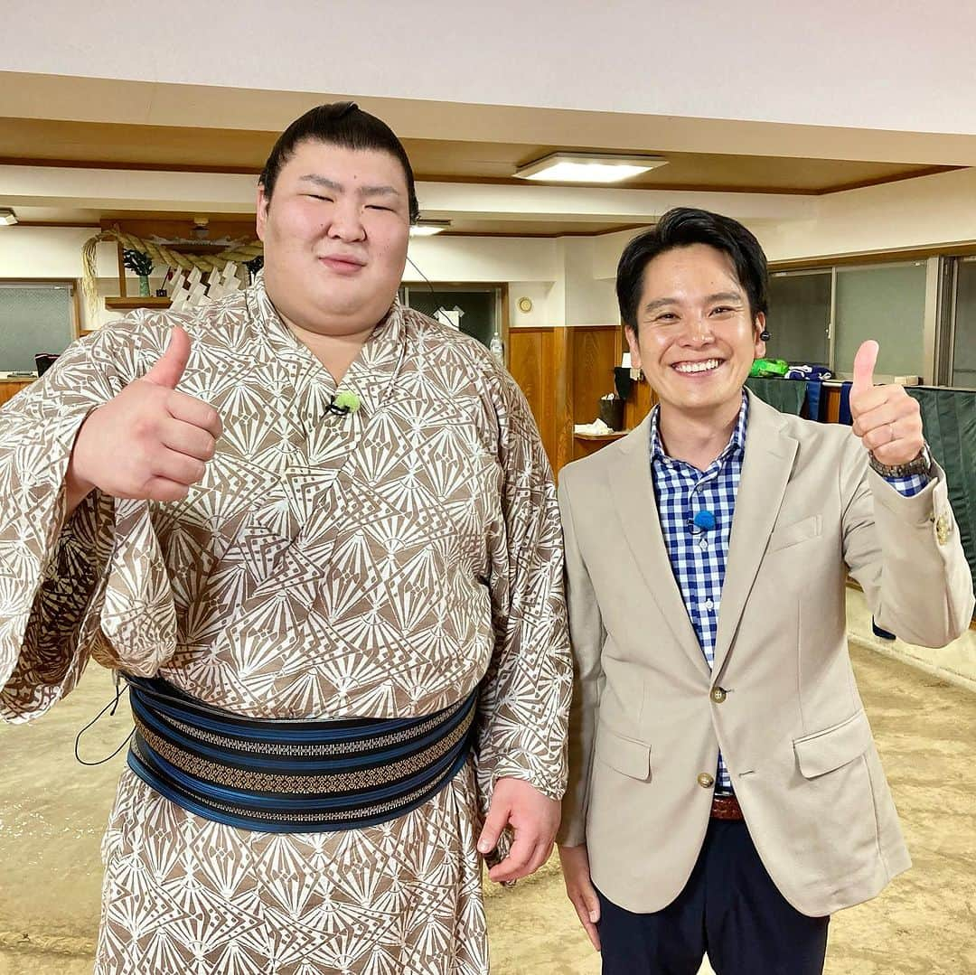 伊藤薫平のインスタグラム：「大相撲・熱海富士関に生直撃！ させていただきました。 静岡県熱海市出身の21歳です。  9月場所で主役級の輝き！ 千秋楽まで優勝争いを演じ、 惜しくも優勝決定戦で敗れましたが、熱海、そして静岡県に感動を届けてくれました。  「every.しずおか」「まるごと」で東京・江東区の伊勢ヶ濱部屋から中継。  サプライズの「熱海プリン」30人分のジャンボプリンには 「うまっ！」と超ナイスリアクション！ この笑顔がたまらない！生で見られて幸せでした。  大好きだというback numberさんの歌「水平線」まで生披露(無茶ぶり申し訳ありません)してくださり、私たちスタッフもそのキャラクターに魅了されました。  まだまだ忙しい日々が続くと思いますが、身体に気をつけて頑張っていただきたいです。  ※最後は我々スタッフを出口までお見送りしてくれる心遣い。(手に持っているのは熱海プリンです) いや〜、癒されました☺️  #熱海富士 関 #大相撲  #敢闘賞   #熱海プリン  #bucknumber  #水平線   そして。翌日は沼津市にある 母校の飛龍高校へ。 生徒のオファーに応えて「水平線」また歌っていました。 優しすぎて、愛されキャラ。 熱海の星、誕生です☺️」