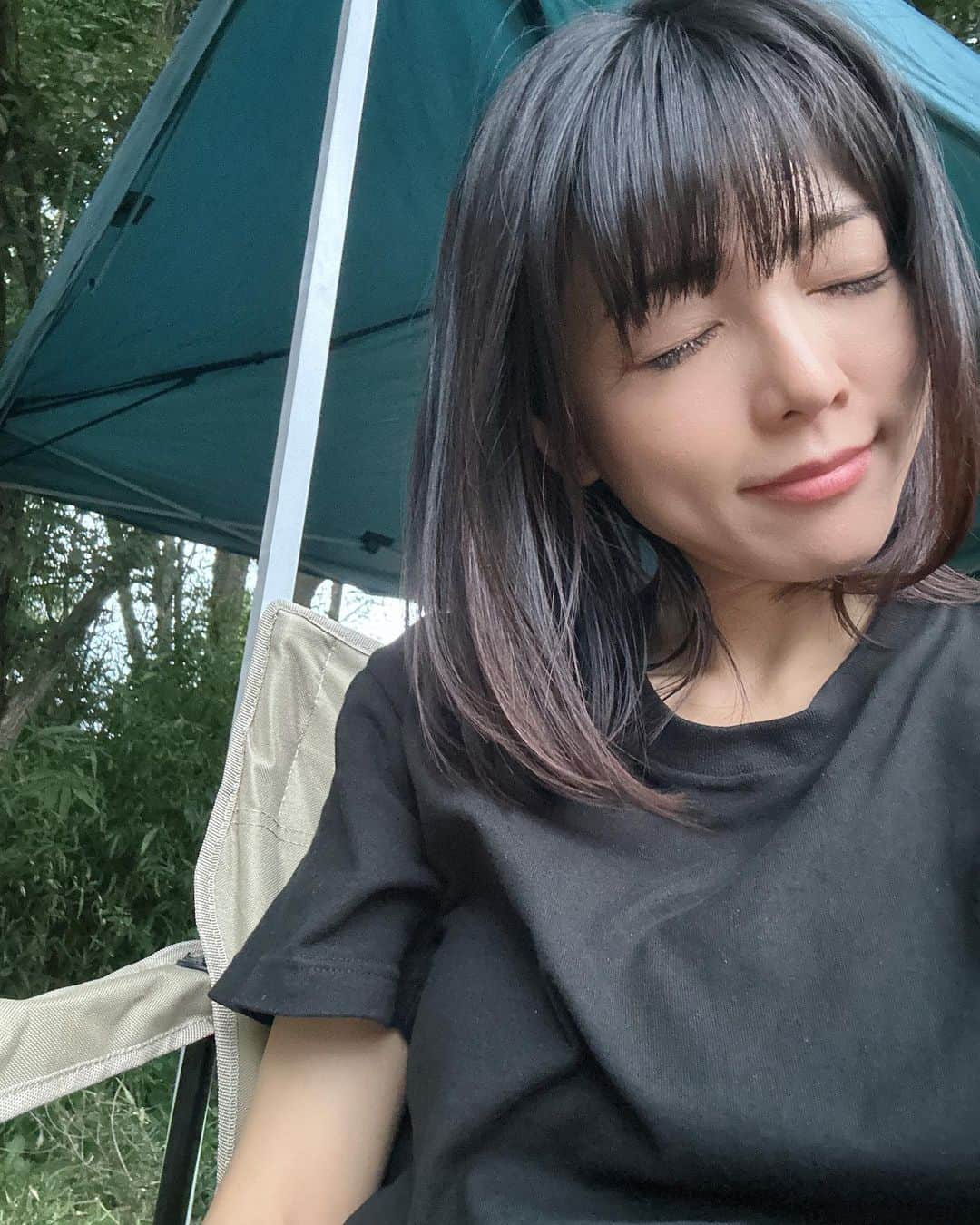 釈由美子さんのインスタグラム写真 - (釈由美子Instagram)「今日も朝5時起きで ドラマ『ブラックファミリア』のロケをしてます🎬  郊外の山のなかで、蚊に刺されまくりながら キレッキレのスリリングなシーンを撮ってます😎  蚊取り線香たいても 虫除けしても 服の上からも なにがなんでも 蚊に狙われるわたし。。🫨  #ブラックファミリア #ブラックファミリア新堂家の復讐」9月29日 18時39分 - yumikoshaku