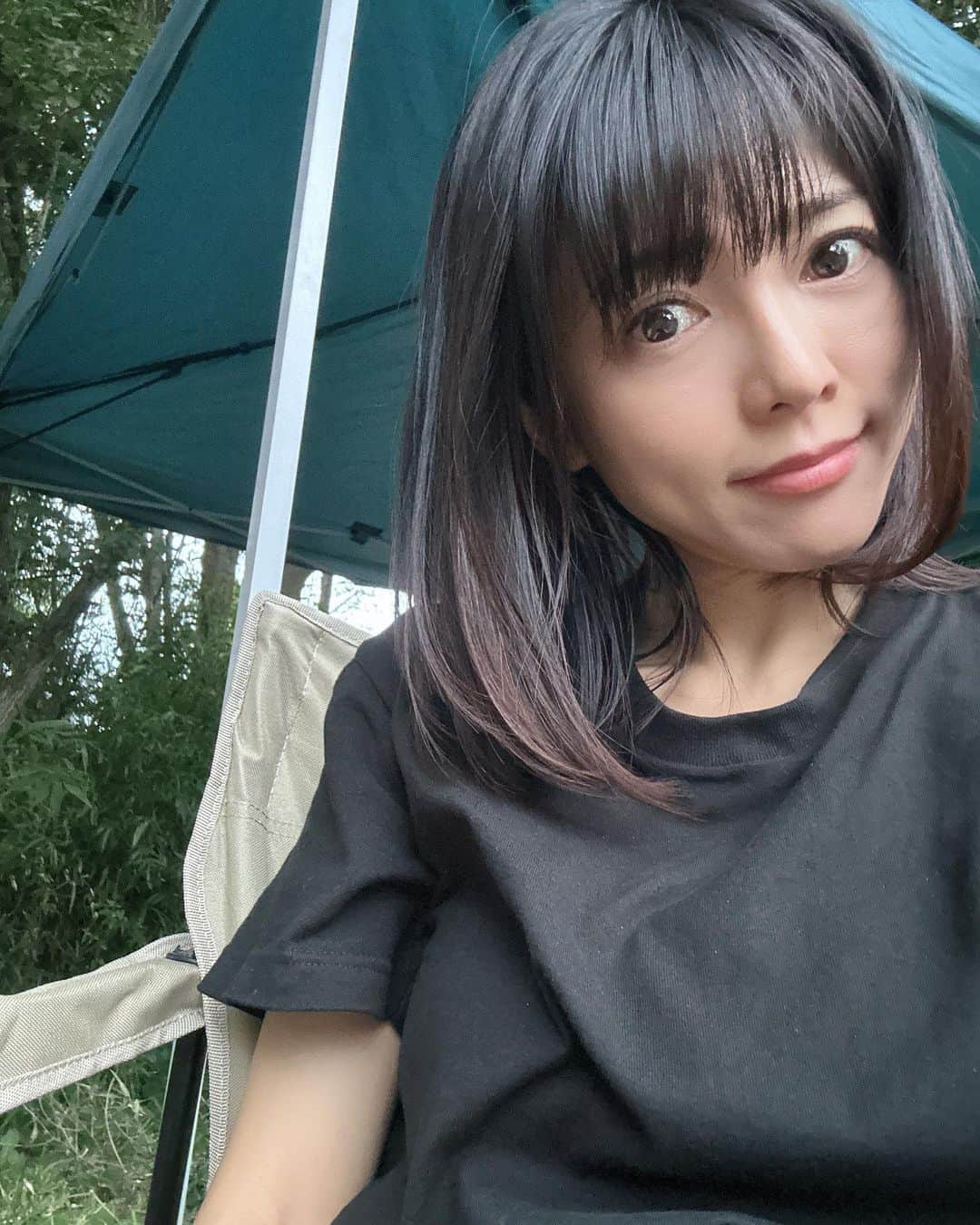 釈由美子さんのインスタグラム写真 - (釈由美子Instagram)「今日も朝5時起きで ドラマ『ブラックファミリア』のロケをしてます🎬  郊外の山のなかで、蚊に刺されまくりながら キレッキレのスリリングなシーンを撮ってます😎  蚊取り線香たいても 虫除けしても 服の上からも なにがなんでも 蚊に狙われるわたし。。🫨  #ブラックファミリア #ブラックファミリア新堂家の復讐」9月29日 18時39分 - yumikoshaku
