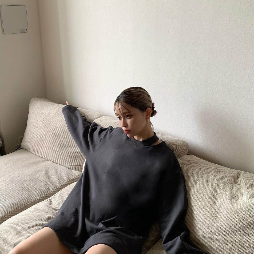 和田えりかさんのインスタグラム写真 - (和田えりかInstagram)「髪の毛をタイトにしてみた日~🥹❤︎ どうかな~? 寝癖があってもスタイリング剤だけでアレンジ🥺🫶🏻 ハマってしまいそう…❤︎❤︎  写真の詳細を☟ @manof_official のスウェット👕 HOLDER NECK SWEAT TOPS 首周りのデザインがすっごくかわいいの。後ろ姿もかわいいんだよ👼🏻❤︎ (写真に納めてあるからみてね)  秋でも着れて冬でも着れる~🍂⛄️ この時期たっくさん着て出かけたい1枚。🩶  #🍂#🩶#è_ootd#manof」9月29日 18時39分 - _wadaerika