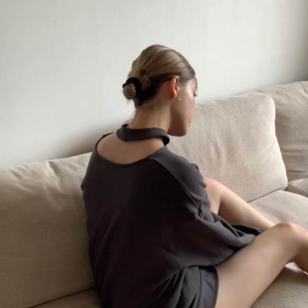 和田えりかさんのインスタグラム写真 - (和田えりかInstagram)「髪の毛をタイトにしてみた日~🥹❤︎ どうかな~? 寝癖があってもスタイリング剤だけでアレンジ🥺🫶🏻 ハマってしまいそう…❤︎❤︎  写真の詳細を☟ @manof_official のスウェット👕 HOLDER NECK SWEAT TOPS 首周りのデザインがすっごくかわいいの。後ろ姿もかわいいんだよ👼🏻❤︎ (写真に納めてあるからみてね)  秋でも着れて冬でも着れる~🍂⛄️ この時期たっくさん着て出かけたい1枚。🩶  #🍂#🩶#è_ootd#manof」9月29日 18時39分 - _wadaerika