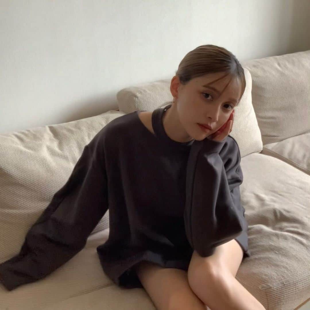 和田えりかさんのインスタグラム写真 - (和田えりかInstagram)「髪の毛をタイトにしてみた日~🥹❤︎ どうかな~? 寝癖があってもスタイリング剤だけでアレンジ🥺🫶🏻 ハマってしまいそう…❤︎❤︎  写真の詳細を☟ @manof_official のスウェット👕 HOLDER NECK SWEAT TOPS 首周りのデザインがすっごくかわいいの。後ろ姿もかわいいんだよ👼🏻❤︎ (写真に納めてあるからみてね)  秋でも着れて冬でも着れる~🍂⛄️ この時期たっくさん着て出かけたい1枚。🩶  #🍂#🩶#è_ootd#manof」9月29日 18時39分 - _wadaerika