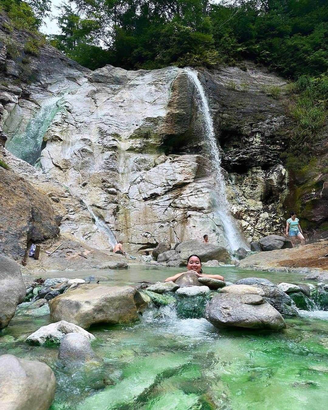 高橋美帆のインスタグラム：「♨︎  東北秘湯巡り&伝統工芸品の旅  #川原毛大湯滝  #川原毛地獄  #天然滝壺露天風呂  #混浴 #混浴露天風呂  #秘境温泉  #秋田温泉  #土湯温泉  #きぼっこちゃん  #福島温泉」