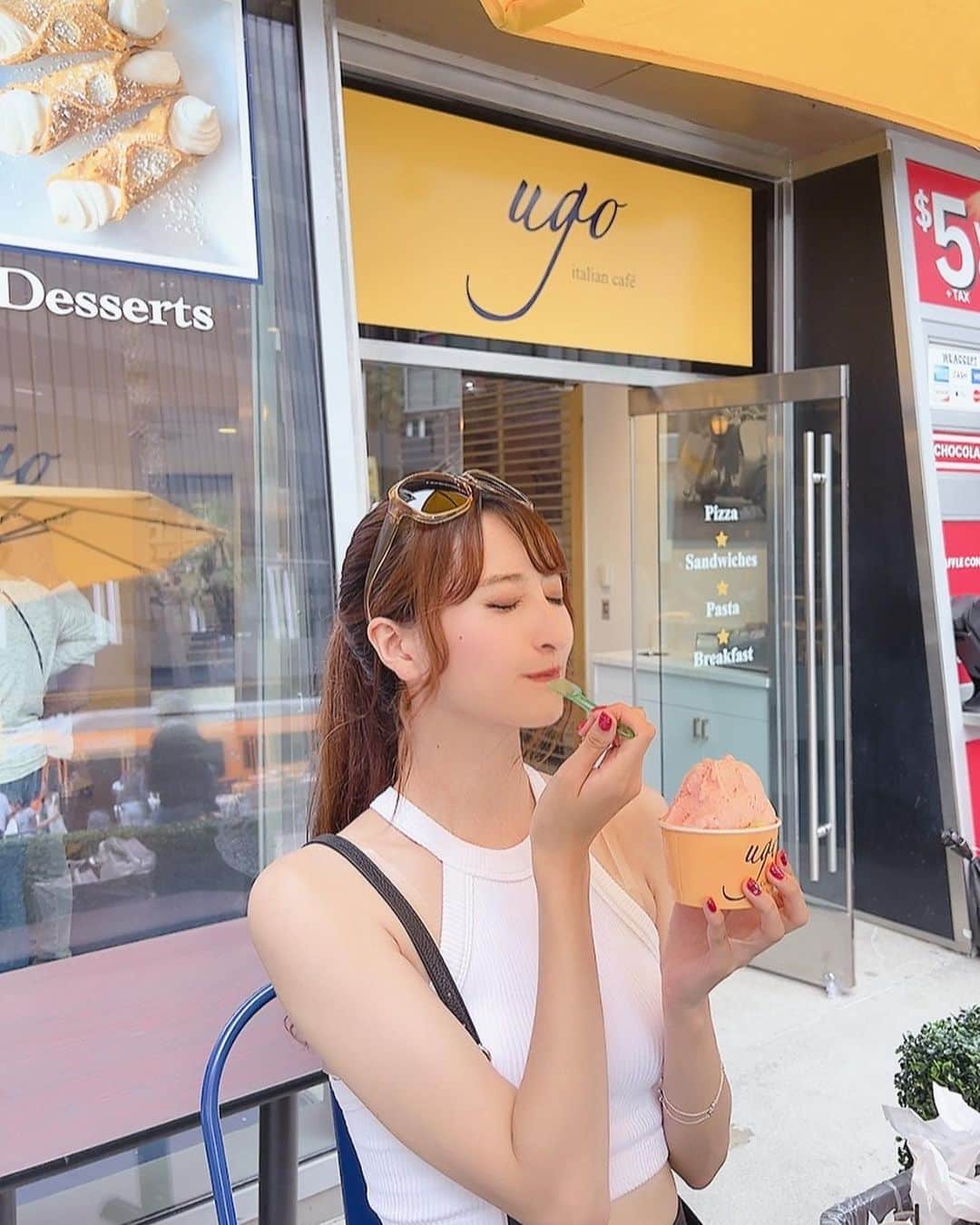 のインスタグラム：「. 食べてる所を見られるのはちょっぴり恥ずかしい🫣🫢💖 このジェラートめちゃ美味しかった🥹☝🏻 . . . #インフルエンサー #留学生と繋がりたい #大学 #学生 #ファッション #ファッション通販 #大学生 #大学生コーデ #女子大生 #fyp #美脚モデル #留学生活 #留学準備 #ロサンゼルス#ロサンゼルス旅行#美脚美人 #美脚女子 #美脚トレーニング #美脚になりたい#ダイエット#ダイエット生活 #アメリカ留学#アメリカ生活 #アメリカ旅行 #アメリカ在住 #海外生活 #海外ファッション#ootd#lb#losangeles」