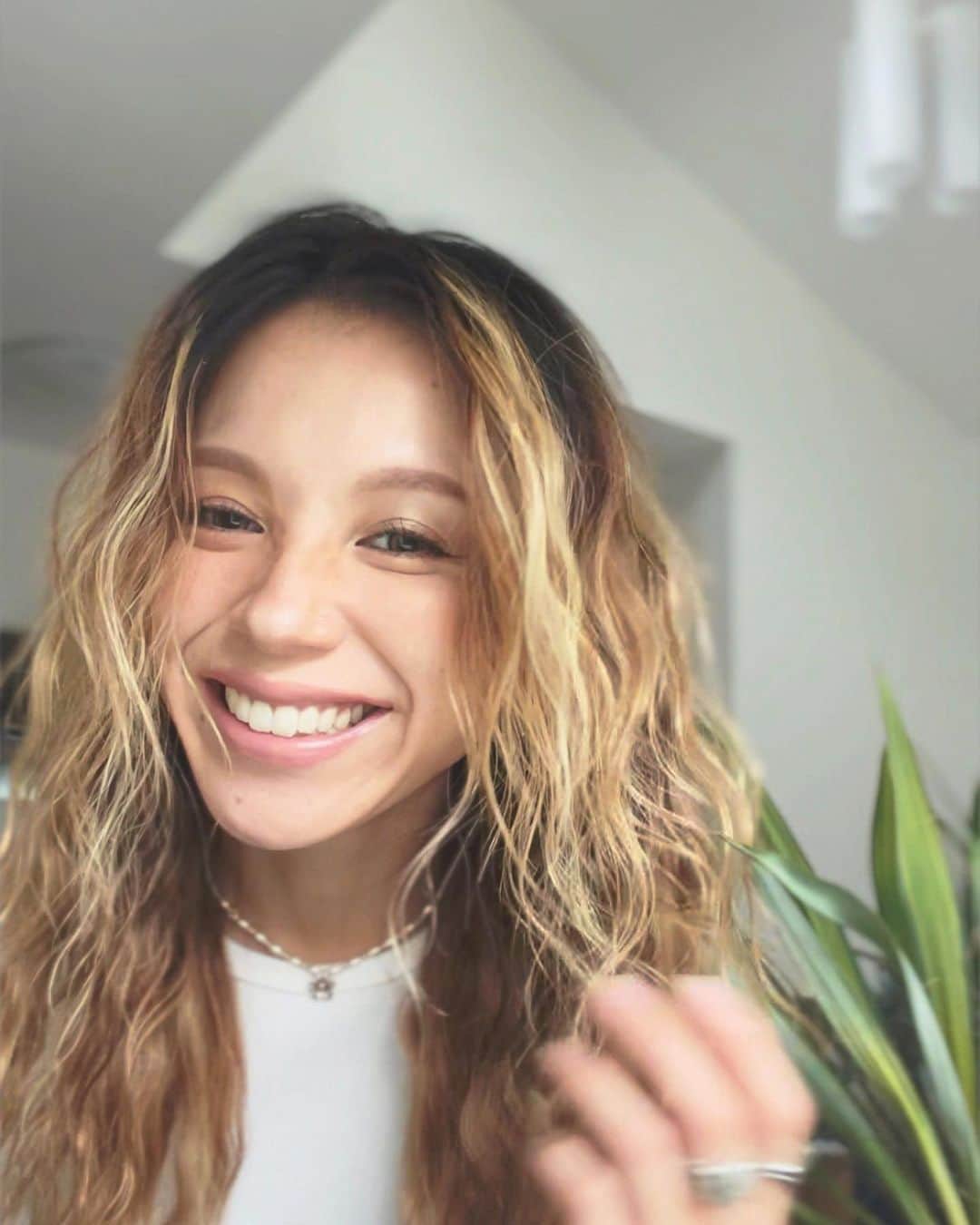 階上実穂のインスタグラム：「お久しぶりーふ🩲🤍 なにやらバタバタで寝る前に更新しようとするとそのまま寝落ち生活を送ってまして😪やっと更新できたいぇい✌🏽  お陰で髪はこんなことに... 最後に美容院行ってから約𝟥ヶ月。  やっと来週行けるんだけど前髪だけバッサリ切るかウルフにするか、はたまたボブにしてまうか迷ってる🙃 とにかく切りたくてたまらないようだ。  さてさて今週の土曜日は 𝟤𝟢:𝟢𝟢からフリマライブだよー♩¨̮⑅*  𝖲𝗎𝗇𝖵𝗂𝗏𝗂𝖺𝗇で完売中のお花の緑のあの𝗂𝗍𝖾𝗆が...🫣🌼 商品紹介は今夜やろうかな🍒🤍」