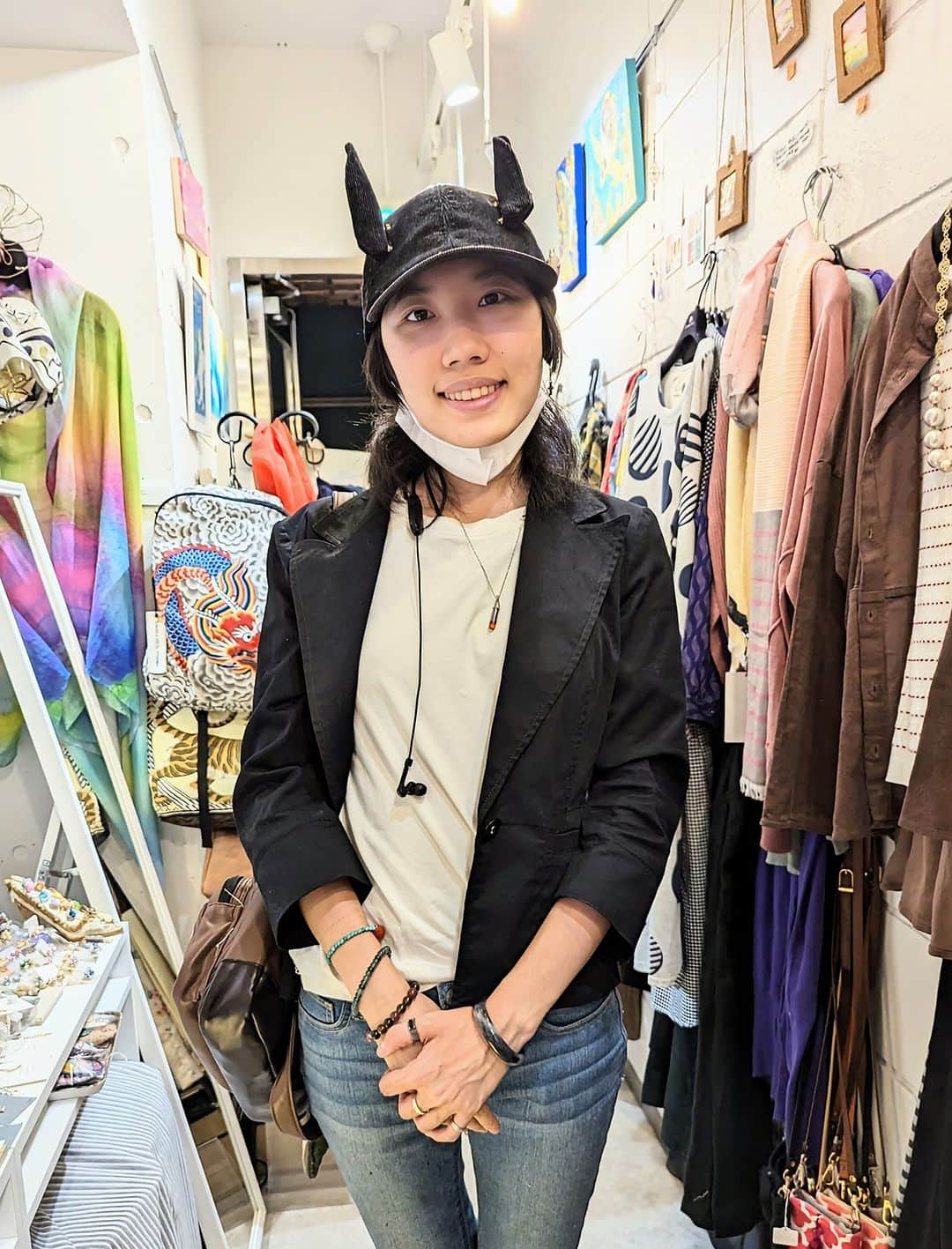 平井富子のインスタグラム：「可愛い女子登場！  久しぶりに、都内からキンイちゃんがご来店。  中国、新疆からの留学生で、アクセサリーの勉強をしているとか。日本語がとても上手。 素晴らしい〜  オリジナルの紫金石のイヤリングを気に入って頂きました。そのまま着用。 可愛い〜  また、遊びに来て下さい！」