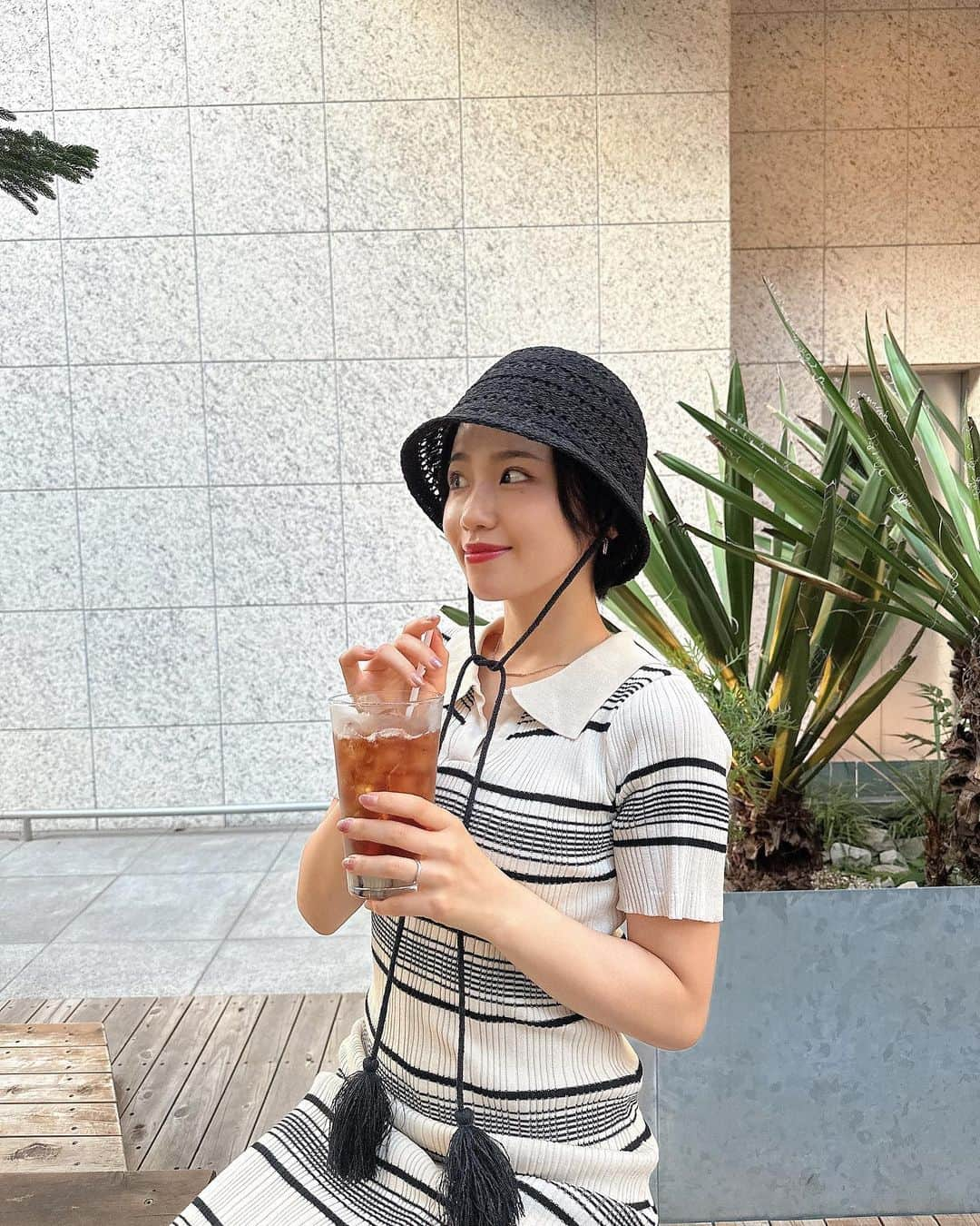 小池美由のインスタグラム：「まだ夏してます😇🍉 日々、暑いですね  少し暑さも落ち着いてきて ゴルフやサイクリングが気持ちいい🍂  ハイキュー映画が発表されて あの日からもう楽しみすぎて 漫画読み直してアニメ見直してる 🐈🐦‍⬛  来年の楽しみがもう出来て人生も充実 来世は188.3cmでバレー部に入る予定なので来世も充実  #3枚目オフショット  帽子のお陰で紫外線防ぎながらテラス楽しめて私は天才だなって話してる顔  こんなひどい顔してたんだな🥺」