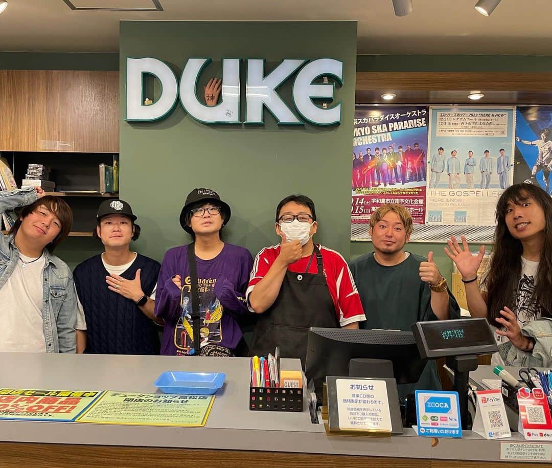 のインスタグラム：「我らがDUKE SHOP高松店が今月いっぱいで閉店との事で高松在住バンドマン達で挨拶に行ってきました。 学生時代バイト代が入るたびにデュークショップにCDを買いに行ってたのが懐かしい。 リリースやインストアイベントでも本当にたくさんお世話になりました。ありがとうございました！  #DUKESHOP #DUKE #四国 #香川 #高松 #takamatsu #themayth #WETDREAM #古墳シスターズ #silentsparkle」
