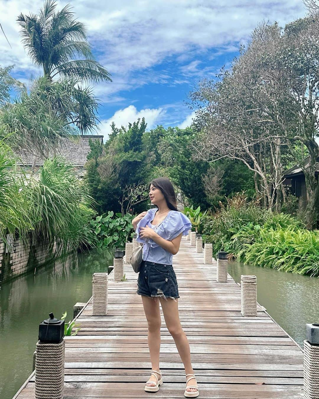 蒼木るいのインスタグラム：「Phuket💚💙  プチプラコーデ紹介⏬  tops : SHEIN  pants : WEGO(高校生くらいの時から持ってる笑) shoes : SHEIN bag : Robinmay  アクセサリー : cene  #プーケット #プーケット旅行 #タイ旅行 #phuket #プチプラコーデ #shein購入品 #sheinコーデ」