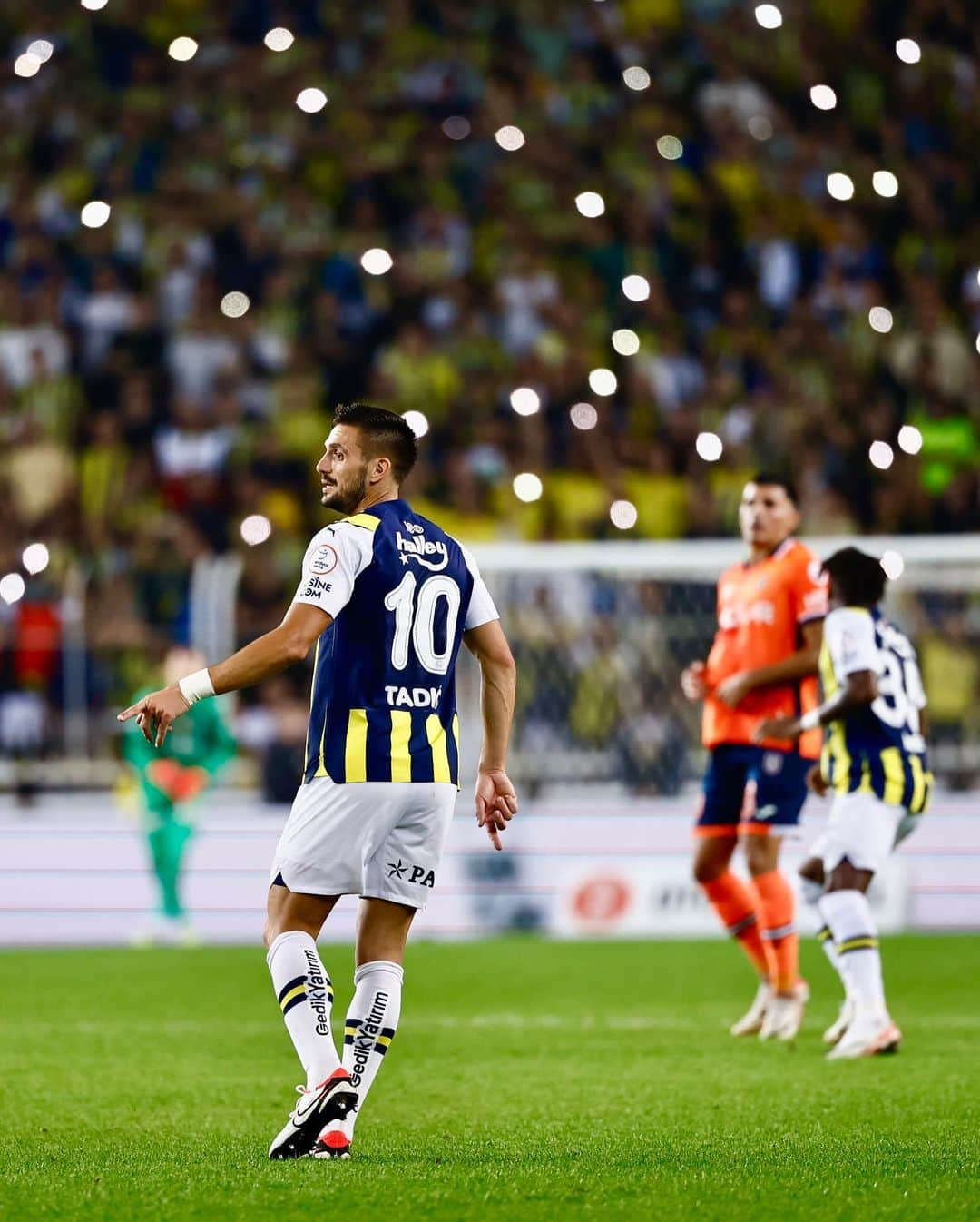 ドゥシャン・タディッチのインスタグラム：「Burası Kadıköy burdan çıkış yok! Bir sonraki maçta görüşmek üzere! 💛💙」