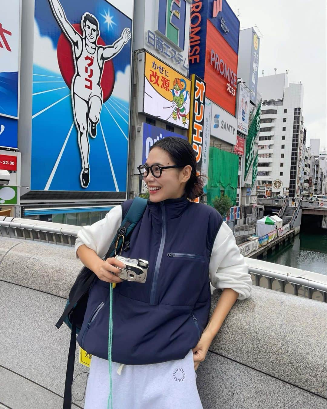 田中シェンのインスタグラム：「ほんなら、やっぱ好きやねん、 大阪っ🐙  Vest @felco_1920  White tops @sportyandrich ✖️ @lacoste  Pants @oldfolkhouse  Shoes @kleman_france  Bag @arcteryx_jp  お仕事終わりから新幹線に乗って東京に 帰るまでの24時間、大阪を満喫してきたー❗️ 一泊二日の旅、お付き合いください💁🏻‍♀️  ✅Day1 #西長堀グルメ  _______________________________  @wanaka_takoyaki  #たこ焼き屋  _______________________________  長丁場な撮影だったこの日... ランチを聞いてくれてたスッタフの方に、 「たこ焼きが食べたい」とお願いして見たら、 なんと！わなかの！！ たこ焼きを買ってきてくれました🙏🏻 ふわふわとろとろで、しかも急いでくれたのか、 熱っ熱で🥹💓10倍美味しく食べました‼️ なんか、秘密があるのかな？ はなだこ派だったけど、わなかも美味い‼️ _______________________________  @saiko_people_osaka  #大阪飲み屋  _______________________________  餃子🥟はもちろん、ポテサラがとても美味しかった🤤 たぶん麹味噌が乗ってるんだと思うんだけど 売ってたら買ってたなー🙏🏻 自家製スパイスチューハイ(シナモン)🫚も え！って言うくらいシナモン効いてて目が覚めました！ 人数が多かったら炒飯も食べたかったー。 おしゃれで入りずらいですが、 トライしてみて損はなさそうです🕵️💯  _______________________________  @heartonhotel  #ハートンホテル心斎橋長堀通  _______________________________  こちらのホテルのシングルを取ったのですが、 部屋も狭く感じないし、清潔感があって 田中は良かったです✌🏻 ホテルではぐっすり寝れないわたしが ぐっすり寝れたのはなによりもの証拠。 寝るだけにはめちゃおすすめです💤  ___________________________________________  ✅Day2 #道頓堀　#北浜駅  _______________________________  @embankmentcoffee  #大阪コーヒーショップ  _______________________________  二日目の朝はこちらのコーヒーで目覚めたい！ 川沿いを見ながら、ドリップコーヒーの エチオピアをいただきました。 朝ご飯も食べるか悩んだけど、次のねぎ焼きに胃の スペースを空けたくて断念🫠 ブレンドされてるのかな？オレンジの匂いがして、 夏の終わり、秋の始まりをかんじました。 (そのまんま)どっちかというと紅茶っぽい、 浅煎りのコーヒーがおいしかったです☕️ _______________________________  #ねぎ焼きやまもと  _______________________________  フォロワーさんにオススメしていただいた こちらを大阪最後のご飯にしました❗️💁🏻‍♀️ あのですね、大正解です、ありがとうございます‼️ スジネギにしたのですが、まぁ美味しい！ ネギのパンケーキって感じ🥞 味付けも塩🧂とレモン🍋だけなのになんで こんなにも香り高い風味が生まれるのか不思議です！ 一回注文したら追加できないので、お持ち帰り用にも 一枚多く注文するのも良さそうです！  _______________________________  I bet if u are to travel let me recommend you Just one place here in #osakajapan🇯🇵 ☝🏻 #negiyakiyamamoto has soul food of Osaka. (I think in my opinion ) they have this green onion pancke with beef tendon in it. They only season it With Salt and lemon. But once you have it in your mouth.surprise with its flavor ! Try! _______________________________ #大阪旅行✈️ #道頓堀食べ歩き #道頓堀グリコ  #oldfolkhouse #旅行ファッション  #一泊二日の旅 #ベストコーディネート  #ナイロンベスト #メンズファッションスタイル  #メンズブランド #スポーティーコーデ  #シティボーイファッション  #シティガール　#fallfashion2023 #일본여행✈️  #가을코디룩🍂🍁 #여행일기✈️ #푸드스타그램🍴  #카페스타그램☕🍨🍰  #大阪ファッション」