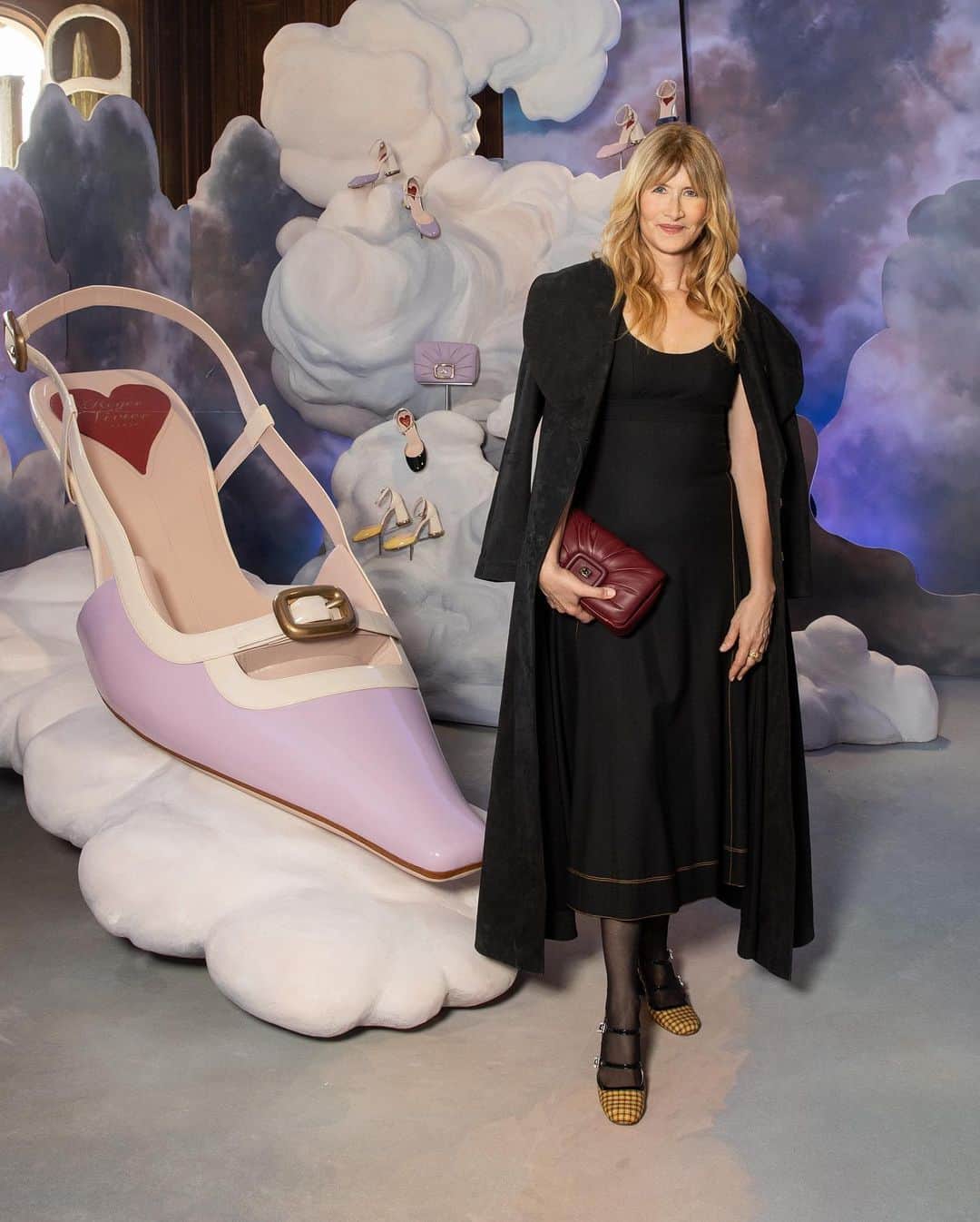 ロジェ・ヴィヴィエのインスタグラム：「Special guests and friends of the Maison arrive at Les Éléments Vivier, welcoming @lauradern, @emiliajonesy, @almajodorowsky, brand ambassadors @sjkuksee and @inesdelafressangeofficial to the Spring Summer 2024 collection presentation in Paris.  #RogerVivierSS24 #RogerVivier #GherardoFelloni」