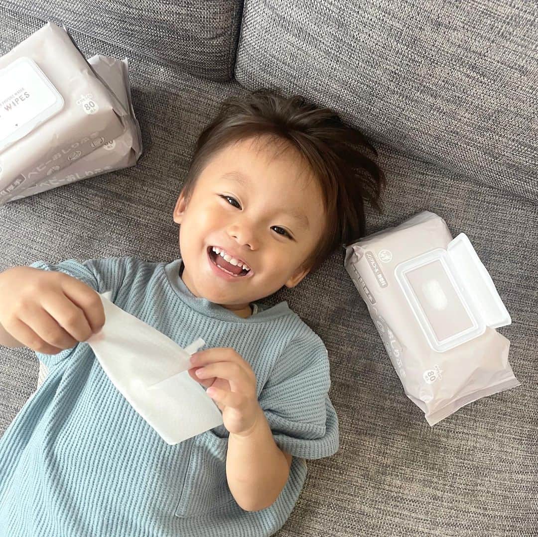 長谷川真美さんのインスタグラム写真 - (長谷川真美Instagram)「#おしりふき って、本当に万能…😂✨  無添加で優しいおしりふき @airfric_official を 最近色んなシーンで使ってるけど 大判シートで破れにくく とってもとっても使いやすい💡  無添加で優しいから 本当色んなシーンで使えるよ💡  わんちゃんねこちゃんはもちろん おやつや食事前後に手や口を拭いたり 手を洗いたい時などなど… 子どもが生まれてから こんなに拭くタイミングが多いのかと 日々驚いています🤣🤣🤣笑  PR @airfric_official #おしりふき #超厚手 #無添加 #大判 #蓋付き #育児 #掃除 #airfric」9月29日 18時51分 - maami.hase