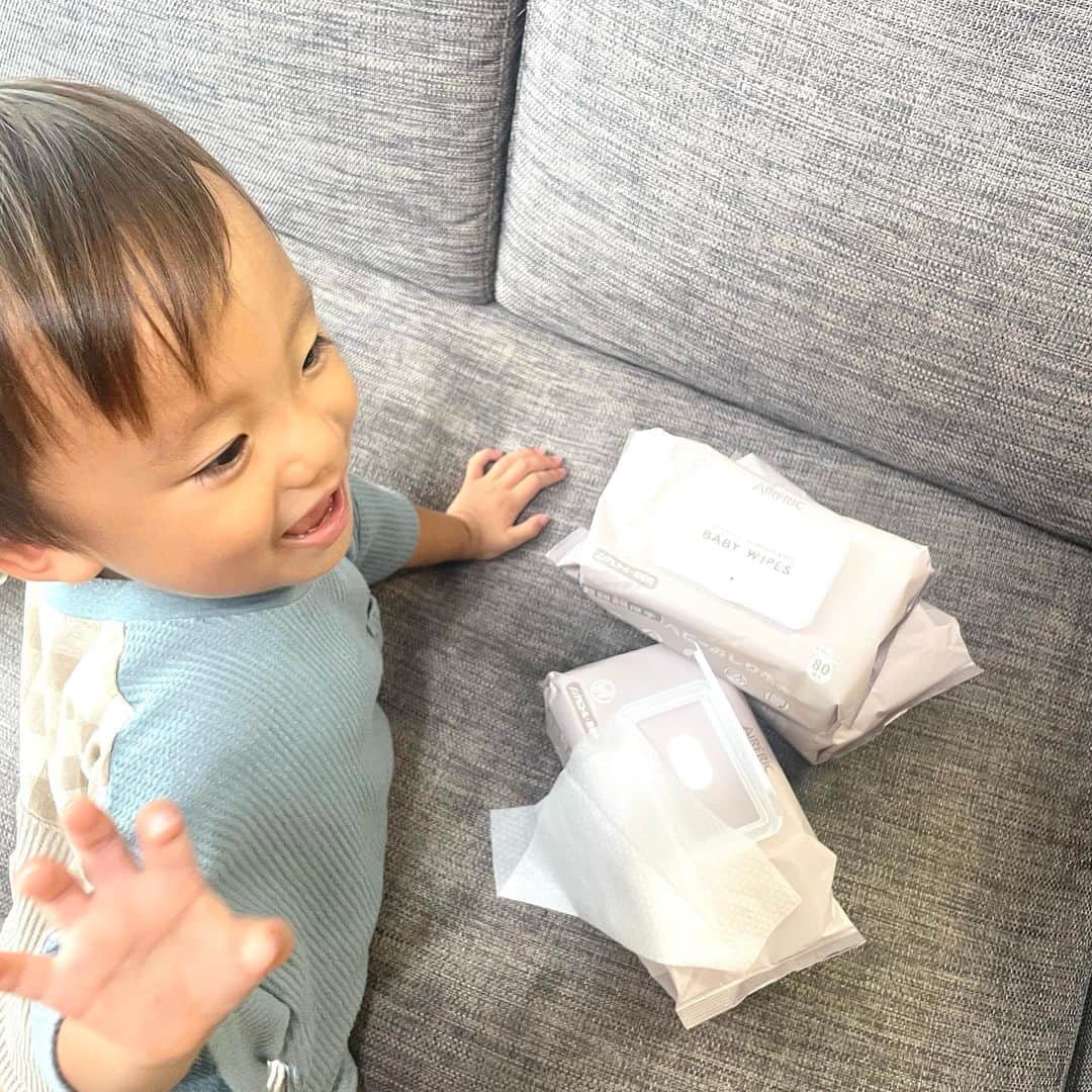 長谷川真美さんのインスタグラム写真 - (長谷川真美Instagram)「#おしりふき って、本当に万能…😂✨  無添加で優しいおしりふき @airfric_official を 最近色んなシーンで使ってるけど 大判シートで破れにくく とってもとっても使いやすい💡  無添加で優しいから 本当色んなシーンで使えるよ💡  わんちゃんねこちゃんはもちろん おやつや食事前後に手や口を拭いたり 手を洗いたい時などなど… 子どもが生まれてから こんなに拭くタイミングが多いのかと 日々驚いています🤣🤣🤣笑  PR @airfric_official #おしりふき #超厚手 #無添加 #大判 #蓋付き #育児 #掃除 #airfric」9月29日 18時51分 - maami.hase