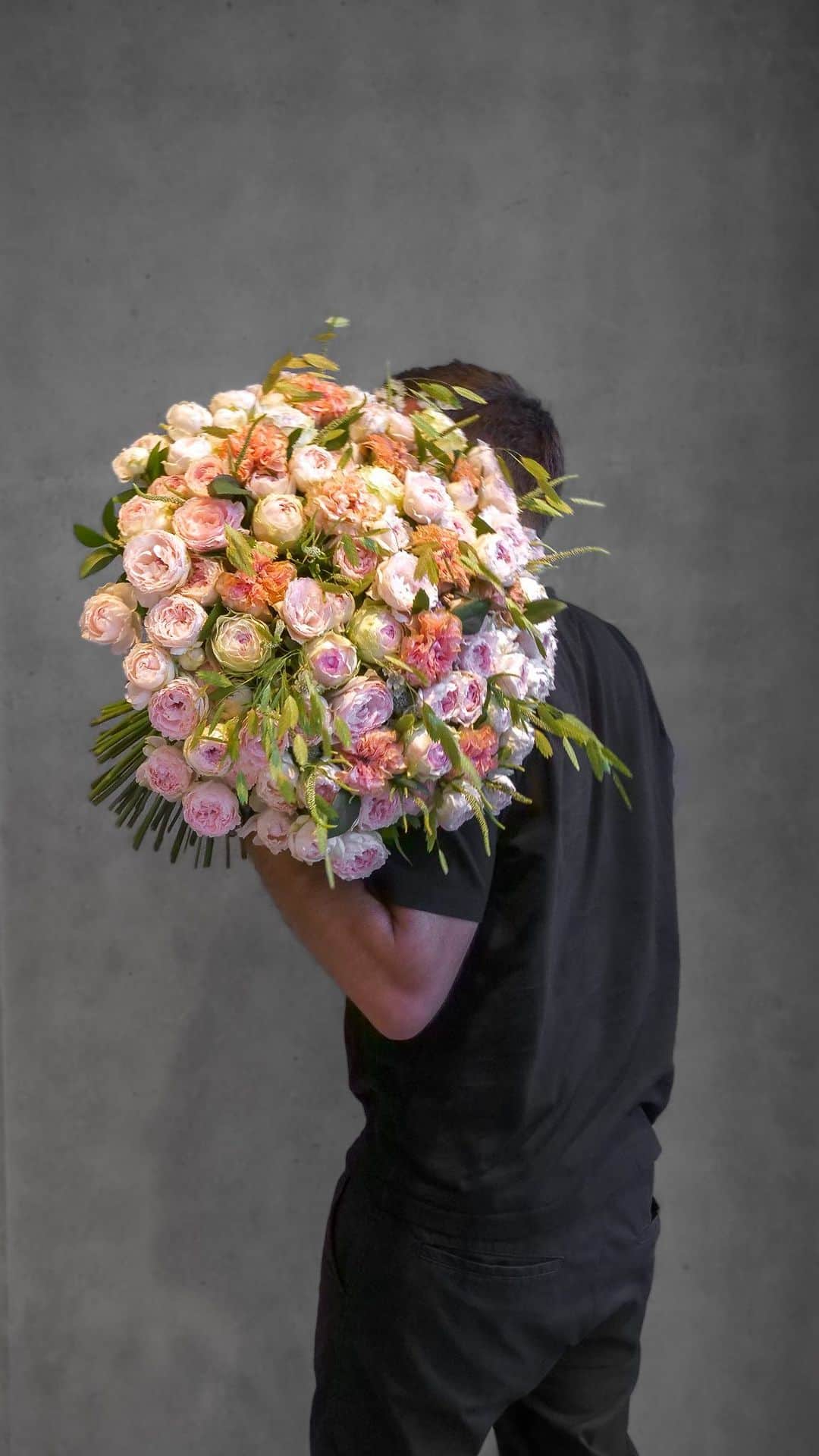のインスタグラム：「Roses for you 🌹 #FridayFlowers  . . . . . #nicolaibergmann #flowerdesign #ニコライバーグマン #フラワーデザイン #니콜라이버그만 #꽃다발 #букетцветов #ramosdeflores #blumenstrauß #北欧デザイン #北欧インテリア」