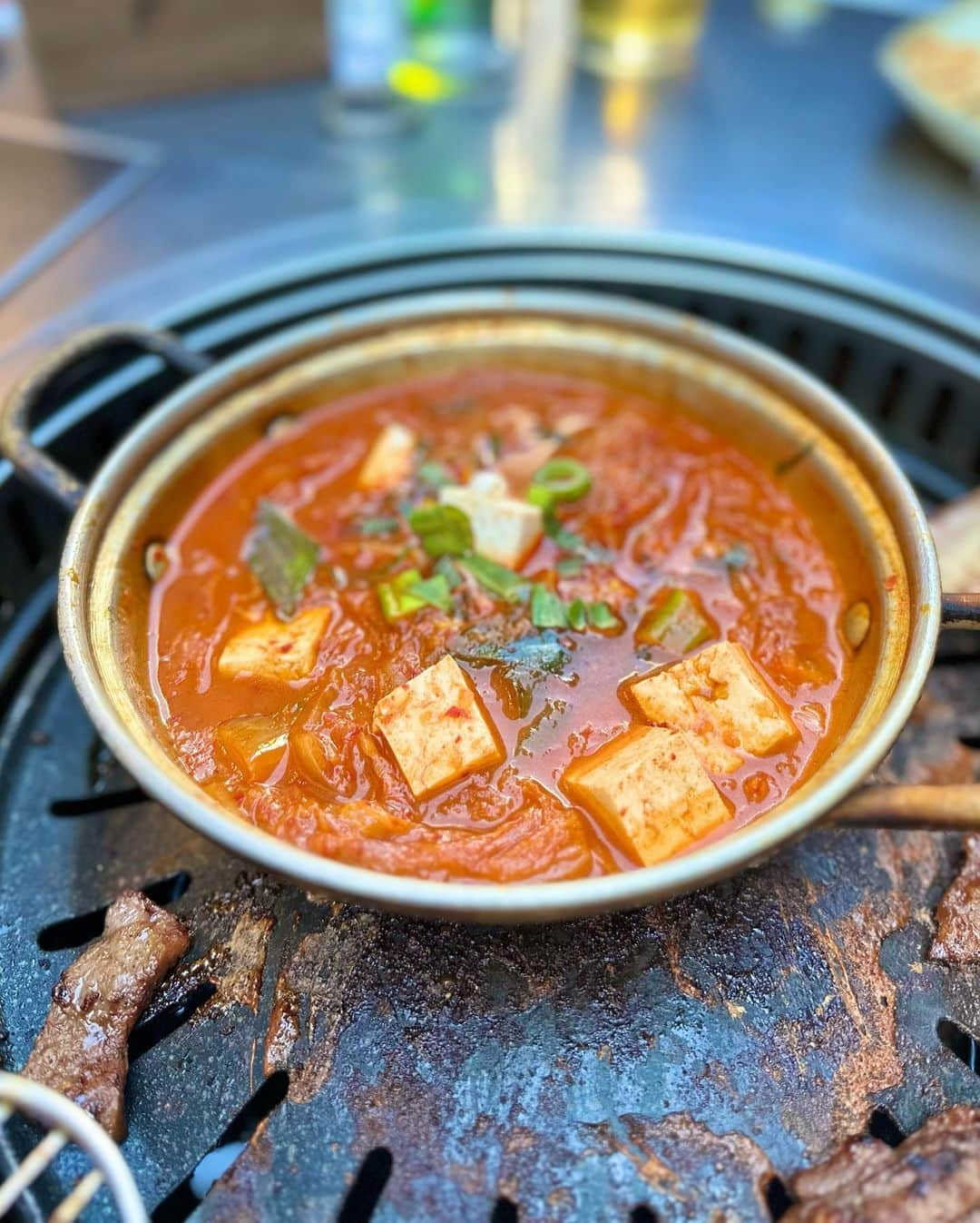 辻満里奈さんのインスタグラム写真 - (辻満里奈Instagram)「秋空の下で、サムギョプサルを食べました🥩☀️  心地の良い夕風を浴びながらの焼肉は、美味しさが倍増する気がします🫶  写真3枚目と4枚目は、優しい店主の方がサービスで出してくださったチゲとポテトです😭🙏✨  お腹いっぱいで幸せ〜🤍  #韓国旅行 #韓国 #韓国グルメ #明洞 #明洞グルメ #サムギョプサル #アナウンサー #セントフォース #辻満里奈」9月29日 18時53分 - marina__tsuji