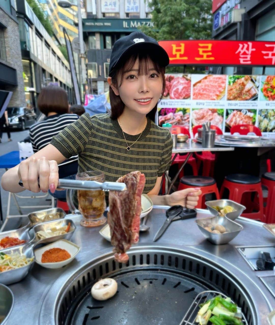 辻満里奈さんのインスタグラム写真 - (辻満里奈Instagram)「秋空の下で、サムギョプサルを食べました🥩☀️  心地の良い夕風を浴びながらの焼肉は、美味しさが倍増する気がします🫶  写真3枚目と4枚目は、優しい店主の方がサービスで出してくださったチゲとポテトです😭🙏✨  お腹いっぱいで幸せ〜🤍  #韓国旅行 #韓国 #韓国グルメ #明洞 #明洞グルメ #サムギョプサル #アナウンサー #セントフォース #辻満里奈」9月29日 18時53分 - marina__tsuji