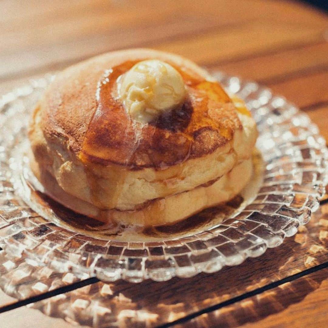 with the styleのインスタグラム：「⁡ 【Pancake】 ⁡ ウィズザスタイルのパンケーキが 半年ぶりに復活いたします。 ⁡ パンケーキ開発時の想い 『生地だけ食べて美味しいと思える物 ふわふわすぎては駄目 ふわふわだけれど香ばしく焼けた美味しい生地 幼い頃母が焼いてくれたホットケーキのような 生地そのもの美味しさ。 納得のいくものができるまで一年。 食材で一番こだわったのはリコッタチーズの選定 海外のもの、国産のもの 風味、味、生地への影響を考え、 イタリア ガルバーニ社のもの。 添えてあるホイップバターも秀逸の出来栄えです。 あとは誰もが懐かしく思う ホットケーキの美味しい幸せな記憶が 最高のスパイスです。』  ⁡ ウィズザスタイルのパンケーキには、 そんな開発者の想いが詰まっています。 食べた人を幸せにするパンケーキ 是非お楽しみください。 ⁡ ⁡ ◾️日程 10月2日(月)〜 ⁡ ◾️時間 12:00〜16:00(L.O) ⁡ ◾️金額 ¥1600(税込) ⁡ トッピング ホイップクリーム　＋¥200 エキストラバター　＋¥200 ⁡  ◾️場所 on the deck -Bar lounge-  ⁡ ※平日のみ ※20台限定」