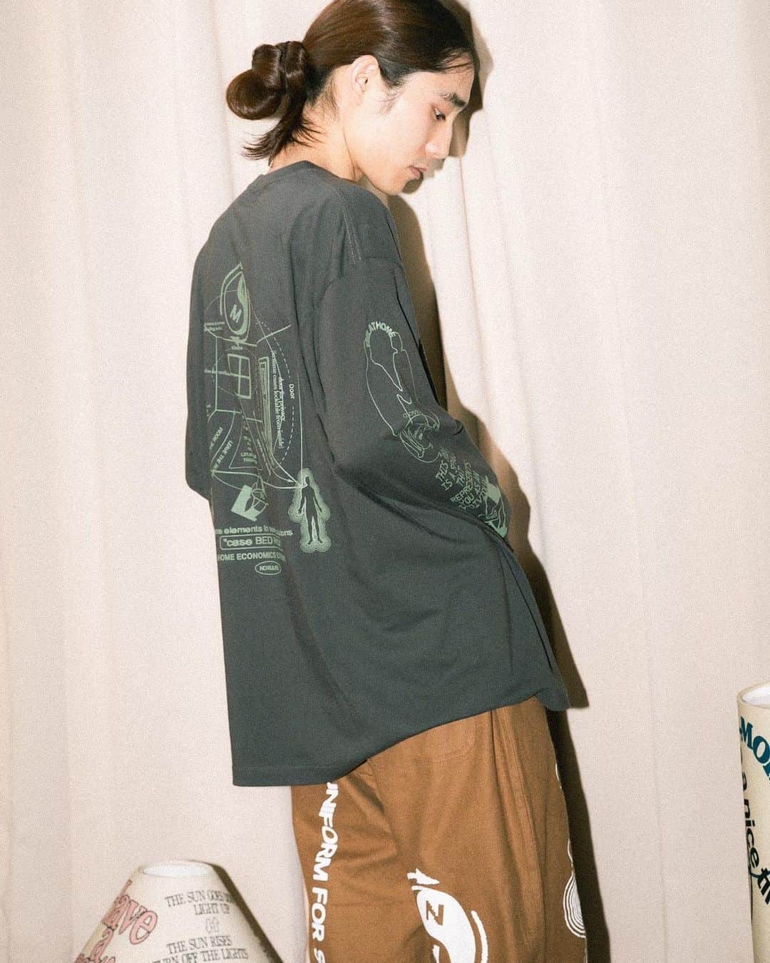 BEAMS Tさんのインスタグラム写真 - (BEAMS TInstagram)「… HOME ECONOMICS EXPERIMENT  ART EXHIBITION 『analyze elements in specific situations“case BED ROOM” 』 at BEAMS T HARAJUKU 10.6(Fri)-10.15(Sun)  コロナウイルスによってもたらされた“stay home”の期間を過ごす中、パーソナルな室内空間の重要性と自由度の高さを再認識したことをきっかけに2020年に活動を開始したアートユニット〈HOME ECONOMICS EXPERIMENT〉。今回〈HOME ECONOMICS EXPERIMENT〉のアートエキシビジョンを「ビームスT 原宿」にて10月6日（金）より開催します。 本展示では、『analyze elements in specific situations“case BED ROOM”』をテーマに掲げ、生活の中の特定の場面である “BED ROOM”に着目しました。オリジナルファブリックを用いた寝具、一点モノの作品であるライトや椅子などの展示・販売を行います。また〈BEAMS T〉でのエキシビジョンを記念し、 “BED ROOM”を要素分解した特別なグラフィックを落としこんだウエアや雑貨を販売します。さらに、〈HOME ECONOMICS EXPERIMENT〉が掲げるサステナブルな視点に共感しパジャマブランド〈NOWHAW〉とのトリプルコラボレーションも実現。〈NOWHAW〉が展示会やメディア用に作製したパジャマサンプルアーカイブに、テーマに合わせ一着ごとに異なるハンドプリントを施すことで新たな価値を付与した一点モノのパジャマを展示・販売します。 初日には、〈HOME ECONOMICS EXPERIMENT〉と親交のあるインディペンデント・アートコレクティブA.N.D.の主催〈AI.U〉と、Jasmin名義でダンサーとしても活動し5月にA.N.D.からビートテープをリリースした〈Mazlika〉がDJとして出演するレセプションパーティーを開催します。  @homeeconomicsexperiment @nowhaw_pajama @ai__tune  @jasmine_mazlika  @beams_official @beams_t #homeeconomicsexperiment #nowhaw #beams #beamst #bedroom」9月29日 18時54分 - beams_t