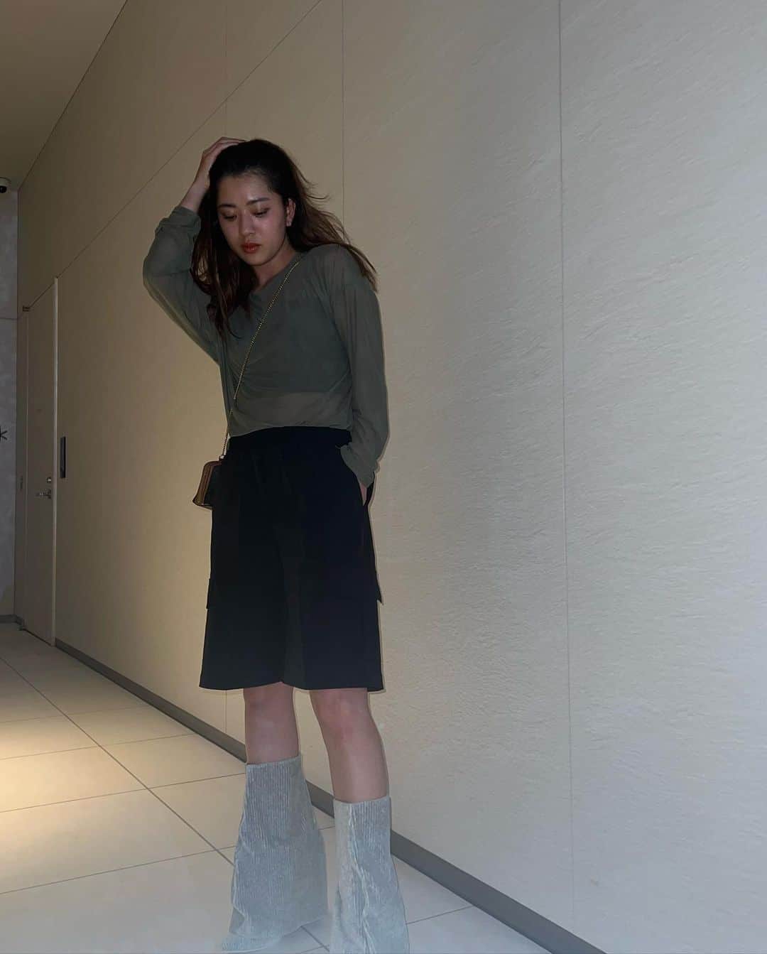 武部柚那のインスタグラム：「NOT JUST ANY GIRL🖤💚🤍 @sheinofficial @dazy_fashion  #SHEINDazy #Dazy #SHEINforAll #ootd #SHEINpartner  🩷クーポンコード:yuzuna ❤️item ID  1.2枚目 tops 21116411 9938814  pants 16291662  3.4枚目 hair accessory 17829952  tops 20379972  10834916  skirt 16874903」