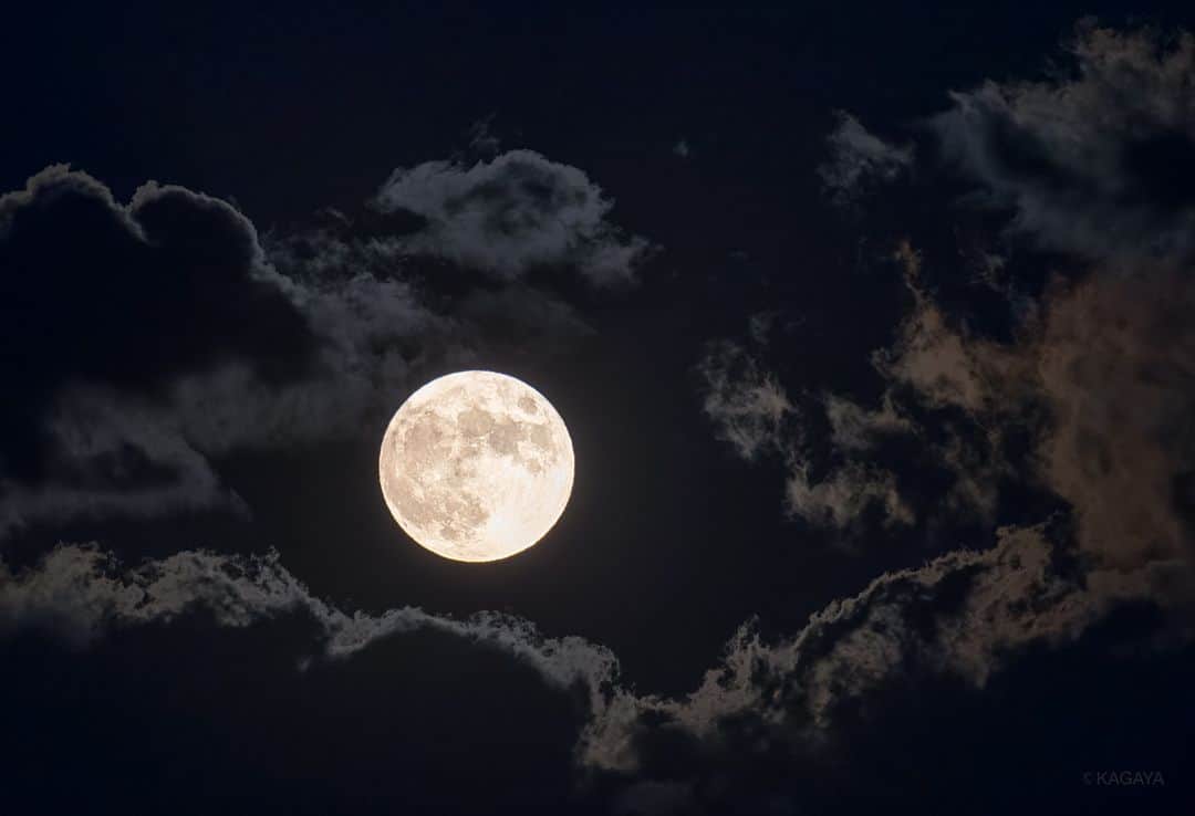 KAGAYAのインスタグラム：「東の空に見事な中秋の名月が昇りました。 （今、長野県にて撮影）  #moon #中秋の名月 #お月見 #sonyalpha #α7rv」