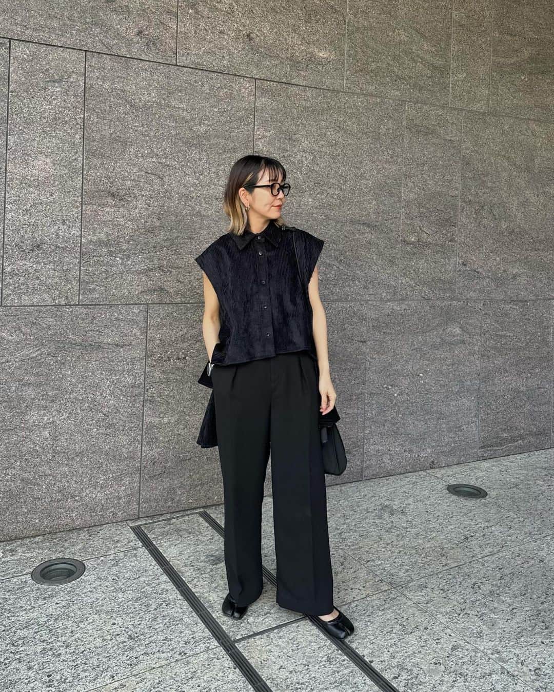 のインスタグラム：「2023/09/29  .  今日は展示会巡り。 大好きな @labelleetude_official で また迷いに迷いまくってしまった😇❤️笑  .  tops #owil @owil_official  pants #uniqlo @uniqlo_jp  bag #un3d @un3d_official   . デザインに一目惚れした コーデュロイのシャツ。 暑かったから中々着れずにいたけど やっと着れた！！ 後ろのフリルが可愛すぎる😍 シンプルブラックワントーンコーデにしたけど、 寒くなったらニットインして合わせよ🧶  . .」