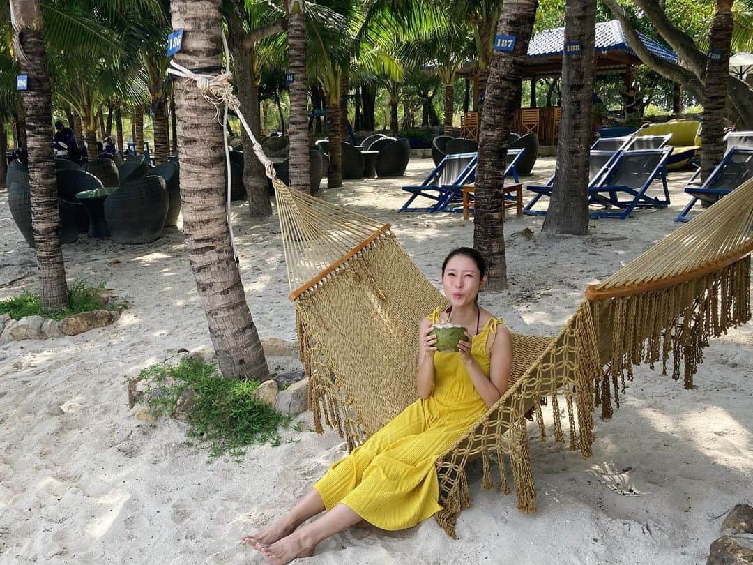 水野瑛のインスタグラム：「. 今年おそらく最後の海外旅行で、ベトナムのニャチャンへ🇻🇳🌊 姉と8年ぶり(!)の女2人旅でした。 ほんと楽しかったのでちょこちょこ写真あげたいな。 . そして近いうち、嬉しいご報告ができることになりました。 やっと。やっと。長かった。 楽しみがたくさんです。 . Girls trip to a beach town, Nha Trang in Vietnam with my sis 👭🇻🇳💕 . #beach #nhatrang #vietnam  #travel #女子旅」