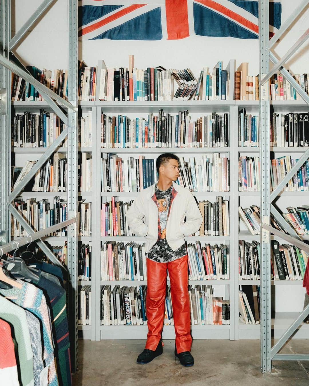 バラクータさんのインスタグラム写真 - (バラクータInstagram)「🇮🇹/🇬🇧 In occasione dell'85esimo anniversario della G9 Jacket, uno dei principali capi di Baracuta, nss ha avuto l’opportunità di esplorare @wparchivio . Abbiamo analizzato la storia del brand in modo più approfondito e osservato da vicino i mille volti della G9 Jacket, scoprendo come, nonostante il suo design rimanga sempre lo stesso, la G9 si è evoluta nel tempo grazie alle nuove tecnologie sperimentate da Baracuta. Cosa ne pensate?  For the 85th anniversary of the G9 Jacket, one of Baracuta’s signature pieces, nss had the opportunity to explore the @wparchivio . We took a closer look at the history of the brand and at the G9 Jacket features. We discovered how, although its design has always remained untouched, the G9 has evolved over time thanks to Baracuta’s ever-improving technologies. What do you think?  Photographer @davemasotti  Stylist @noeypark  Muah Lorenzo Zavatta Models @carlitosuey , @mr.zarra   #baracuta @baracuta」9月29日 19時00分 - baracuta