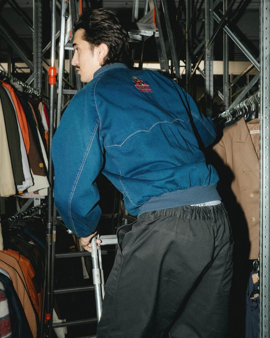 バラクータさんのインスタグラム写真 - (バラクータInstagram)「🇮🇹/🇬🇧 In occasione dell'85esimo anniversario della G9 Jacket, uno dei principali capi di Baracuta, nss ha avuto l’opportunità di esplorare @wparchivio . Abbiamo analizzato la storia del brand in modo più approfondito e osservato da vicino i mille volti della G9 Jacket, scoprendo come, nonostante il suo design rimanga sempre lo stesso, la G9 si è evoluta nel tempo grazie alle nuove tecnologie sperimentate da Baracuta. Cosa ne pensate?  For the 85th anniversary of the G9 Jacket, one of Baracuta’s signature pieces, nss had the opportunity to explore the @wparchivio . We took a closer look at the history of the brand and at the G9 Jacket features. We discovered how, although its design has always remained untouched, the G9 has evolved over time thanks to Baracuta’s ever-improving technologies. What do you think?  Photographer @davemasotti  Stylist @noeypark  Muah Lorenzo Zavatta Models @carlitosuey , @mr.zarra   #baracuta @baracuta」9月29日 19時00分 - baracuta