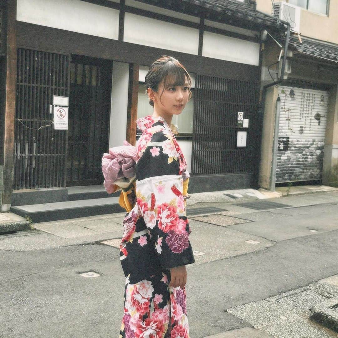 きりたんぽさんのインスタグラム写真 - (きりたんぽInstagram)「初めての金沢🌙👘良すぎたの🥹💕 金箔ソフトクリーム🍦💭🥇ｵｲﾁｨ」9月29日 19時00分 - kiritampopopo