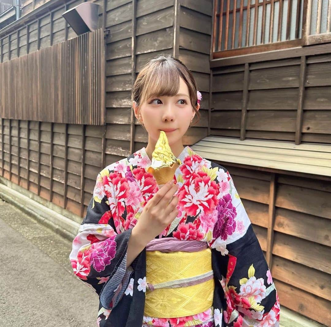 きりたんぽさんのインスタグラム写真 - (きりたんぽInstagram)「初めての金沢🌙👘良すぎたの🥹💕 金箔ソフトクリーム🍦💭🥇ｵｲﾁｨ」9月29日 19時00分 - kiritampopopo