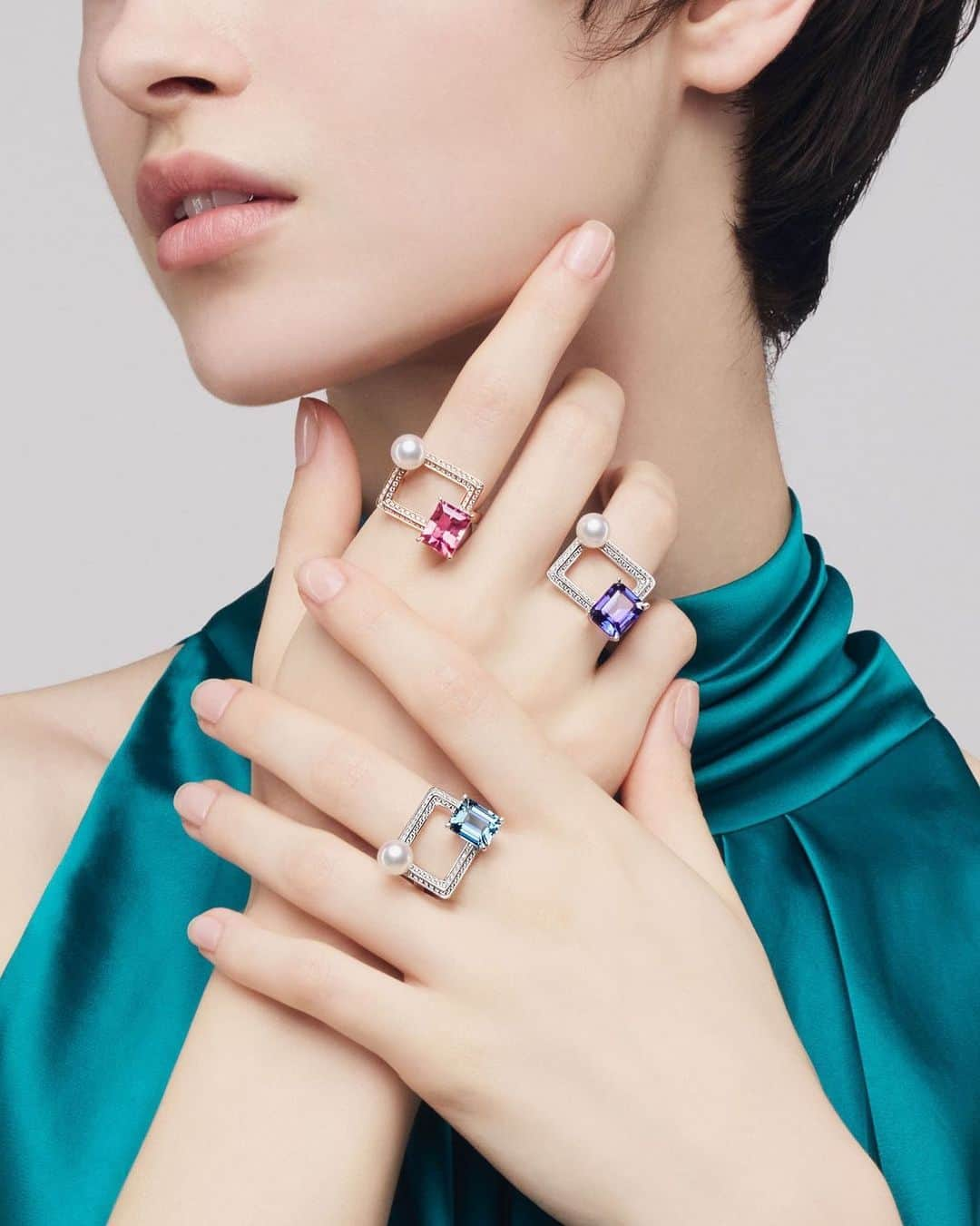 TASAKIのインスタグラム：「Inspired by the cages that gently foster pearl shells, ‘Linkage’ rings form frames that prompt the eye to discover beauty. Glamorous designs spotlight Akoya pearls and large, bright gemstones for that special TASAKI Atelier presence.  真珠貝を育むケージにインスパイアされたフレームが視線を誘う「Linkage (リンケージ)」のリング。 大粒のカラーストーンとあこや真珠をあしらったグラマラスなデザインは「TASAKI Atelier」らしい存在感を放ちます。  #TASAKI #TASAKIAtelier」